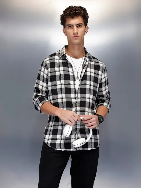 Men’s slim fit shirt in bold plaid pattern | Black sold by Wrogn