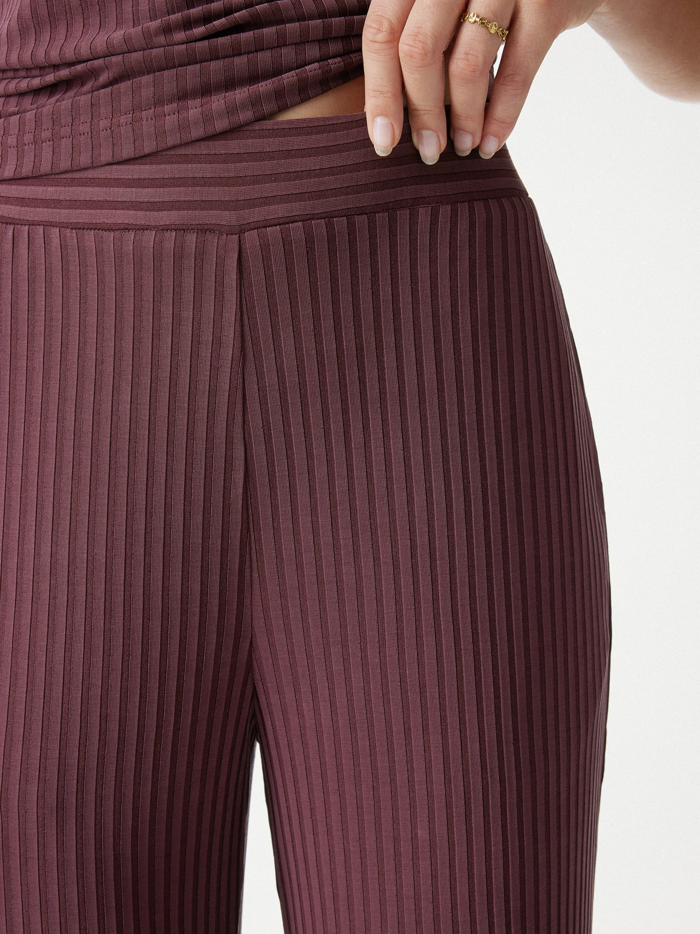 Wrinkle-Free Ultra-soft Mid-Rise Cropped Lounge Pants with Pockets sold by OGLmove product image thumbnail 4