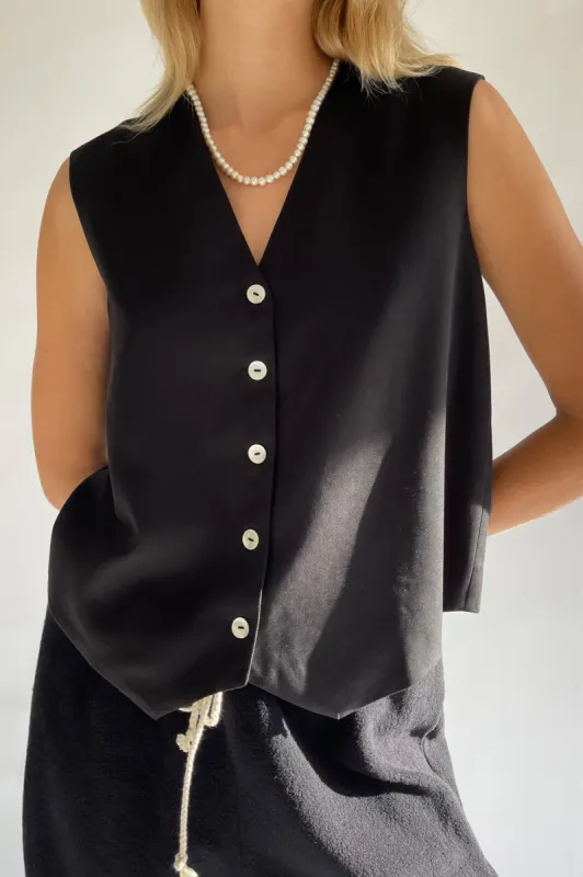 oversized vest sold by DONNI.