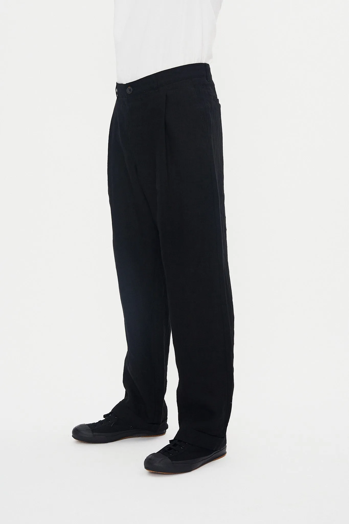 SUNE 31-67-2 | Classic Pleated Trousers | Black Linen sold by Hansen Garments product image thumbnail 3