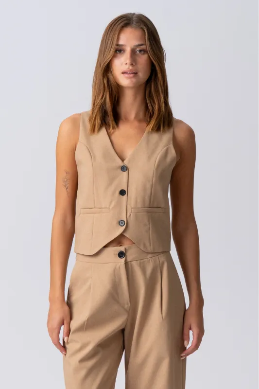 Natalie Vest - Lysebrun sold by Teeshoppen