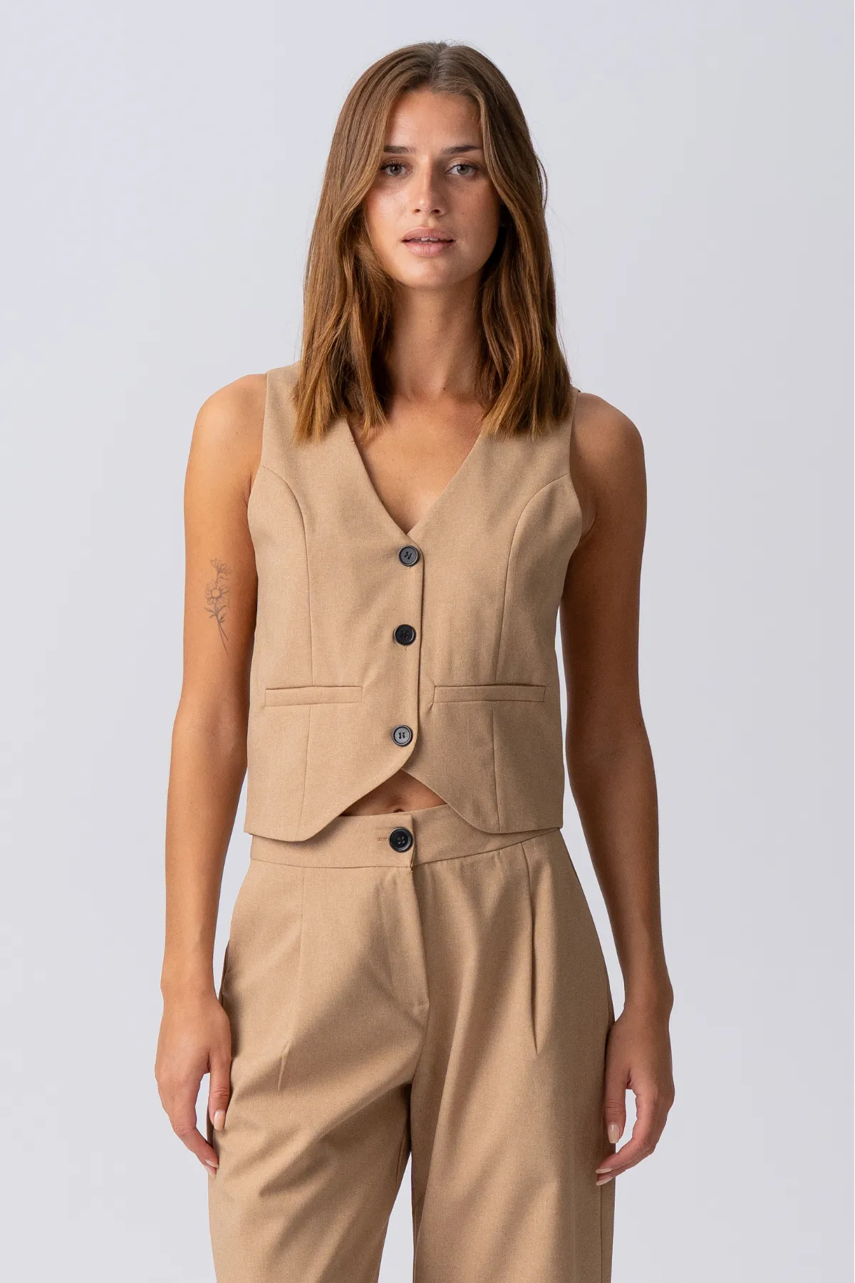 Natalie Vest - Lysebrun sold by Teeshoppen