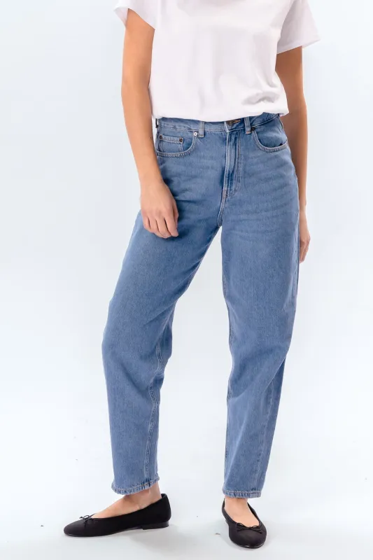 De Originale Performance Mom Jeans - Light Blue Denim sold by Teeshoppen