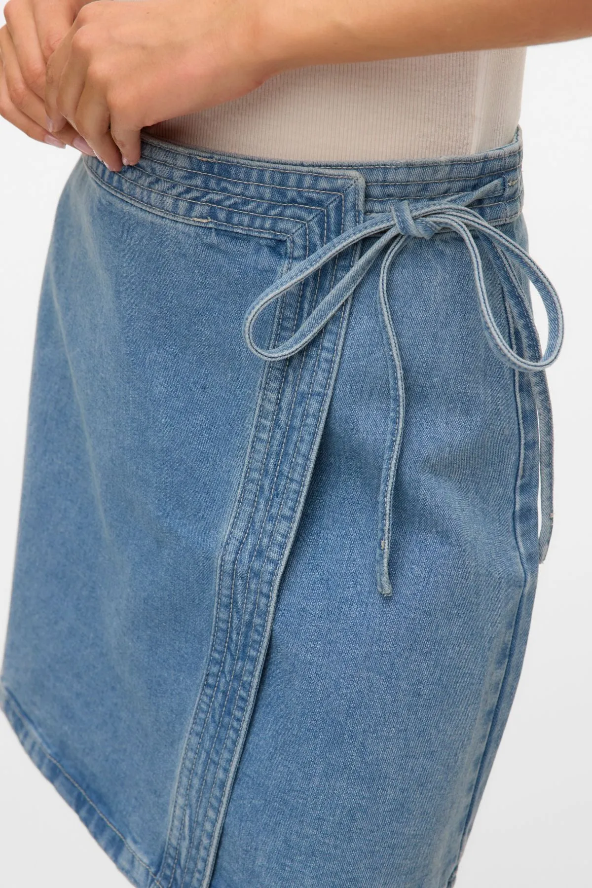 Liza Short Denim Slå-om-nederdel - Medium Blue Denim sold by Teeshoppen product image thumbnail 4