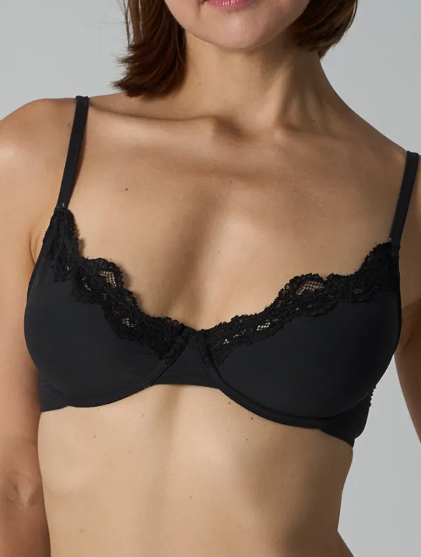 The Smooth Lace Underwire Bra sold by HeyShape