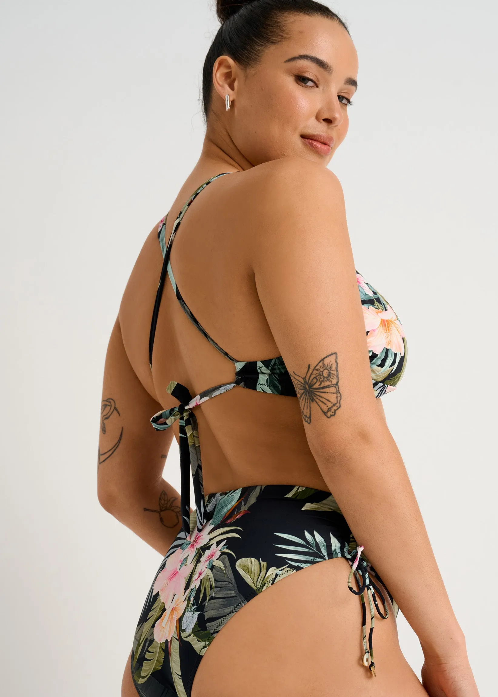 Front Twist Full Cup Crop Top sold by Everyday Sunday product image thumbnail 5