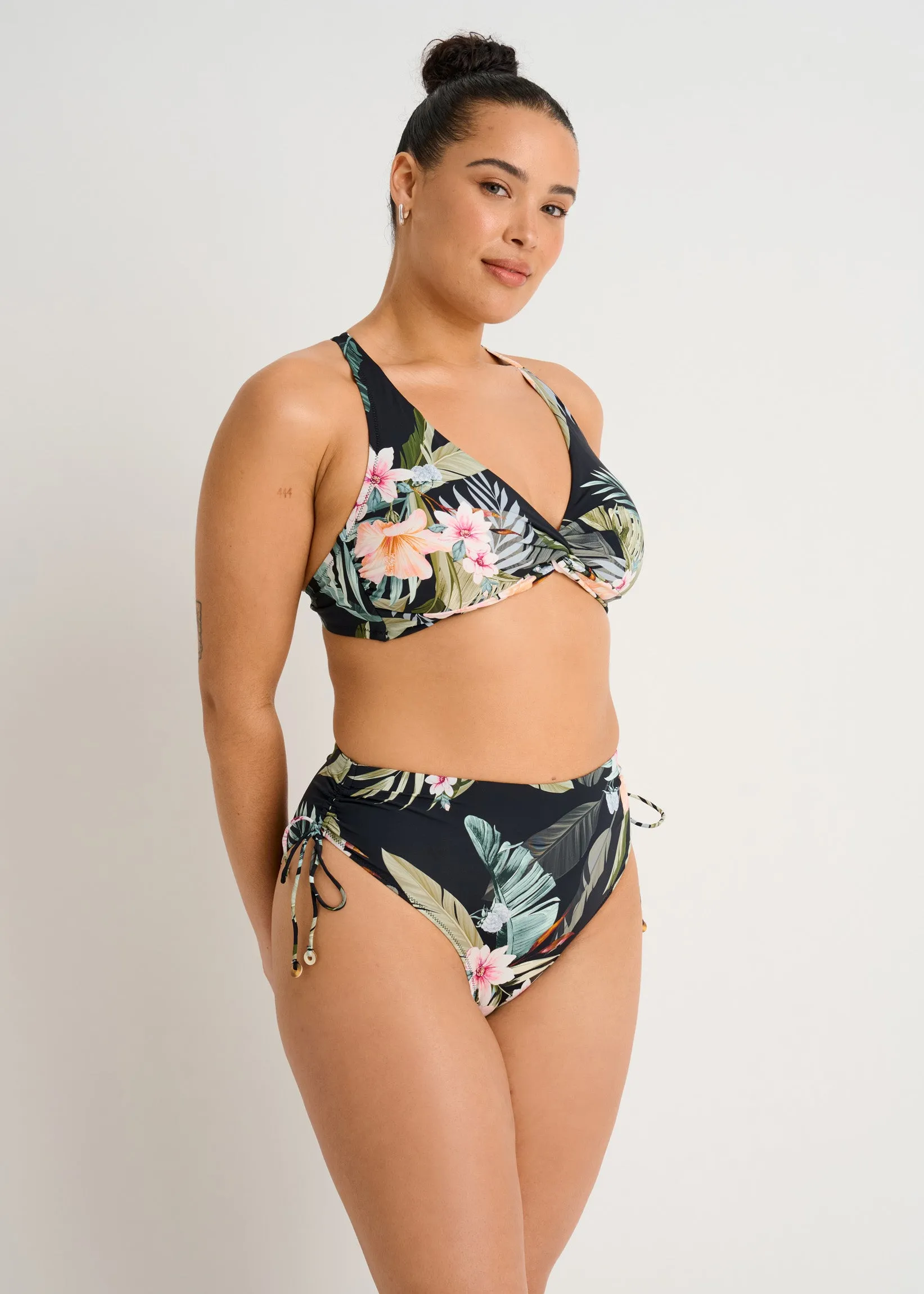 Front Twist Full Cup Crop Top sold by Everyday Sunday product image thumbnail 3