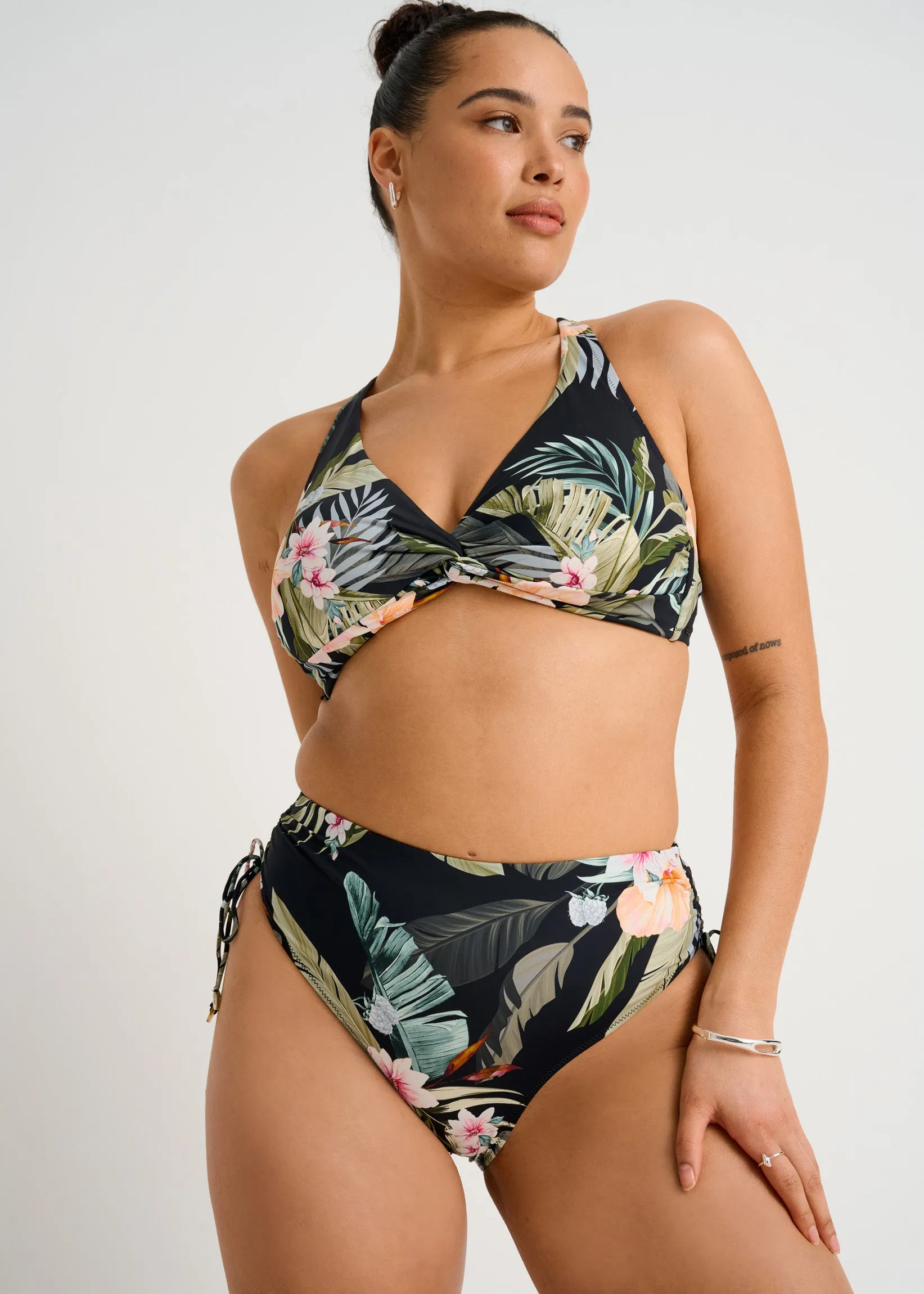 Front Twist Full Cup Crop Top sold by Everyday Sunday product image thumbnail 4
