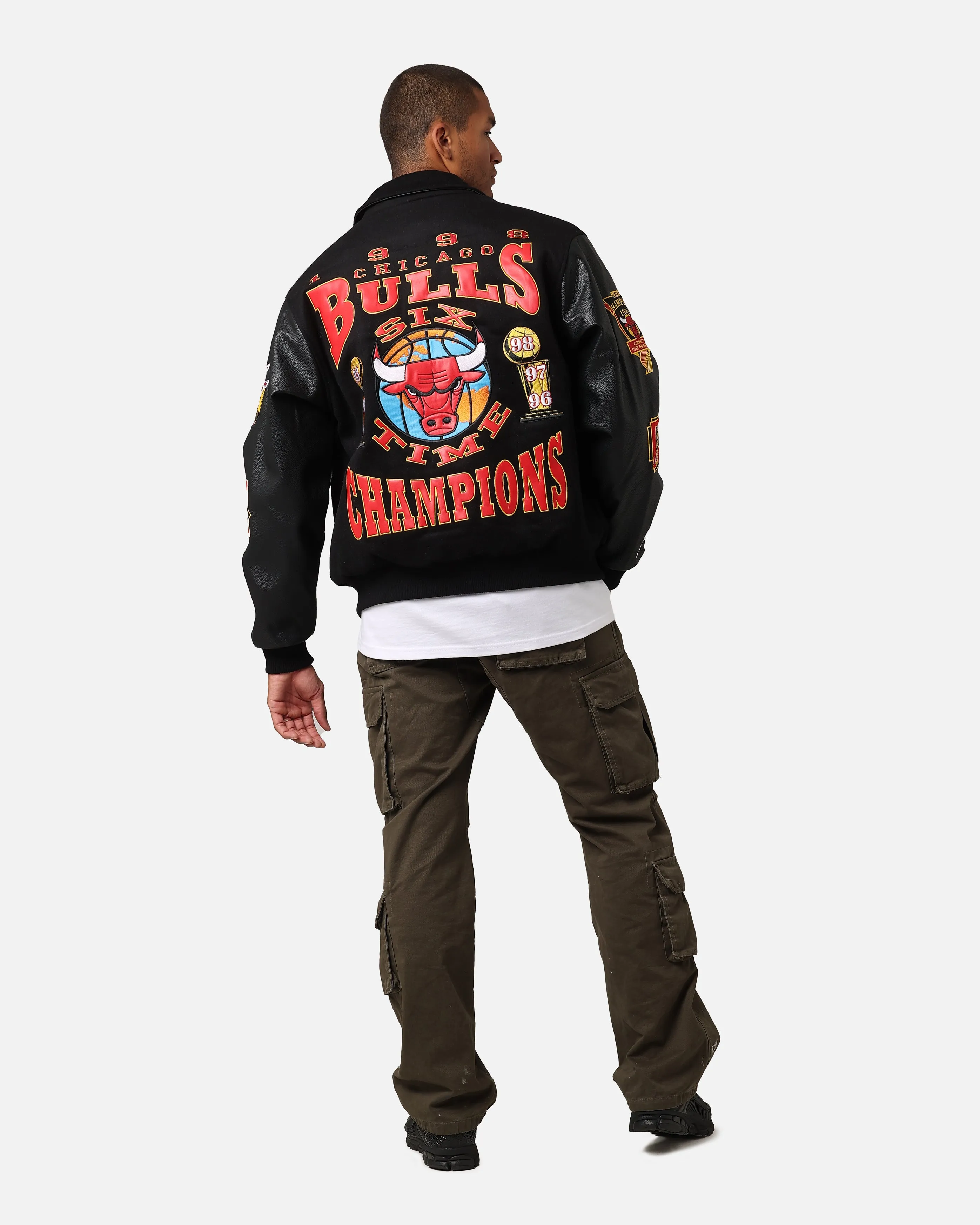 Mitchell & Ness Chicago Bulls Dynasty Jacket Black sold by Culture Kings product image thumbnail 3