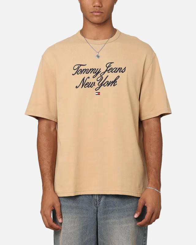 Tommy Jeans TJM OVZ Luxe Serif T-Shirt Tawny Sand made by Culture Kings
