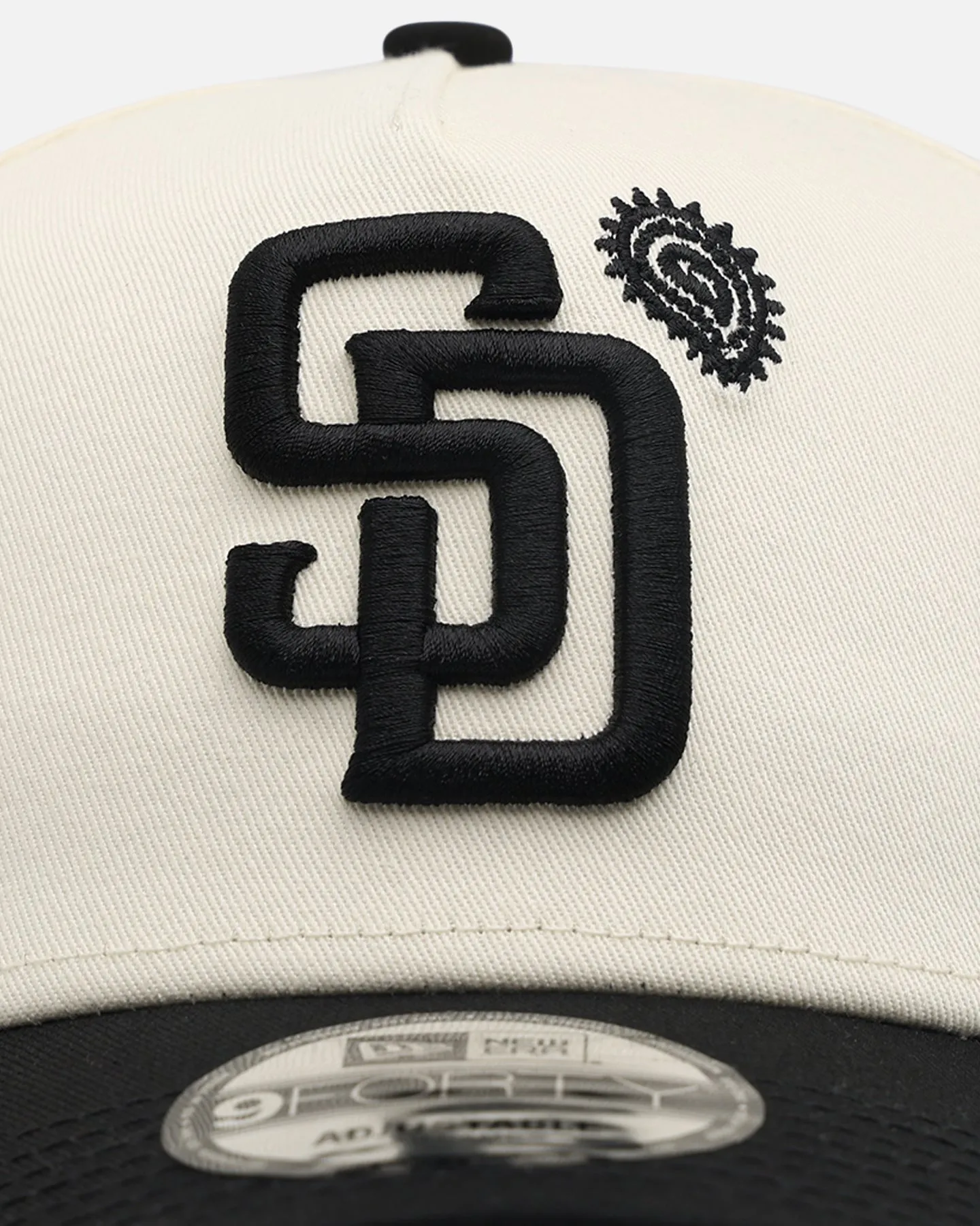 New Era San Diego Padres 'Paisley Hit' 9FORTY A-Frame Snapback Chrome White/Black sold by Culture Kings product image thumbnail 5