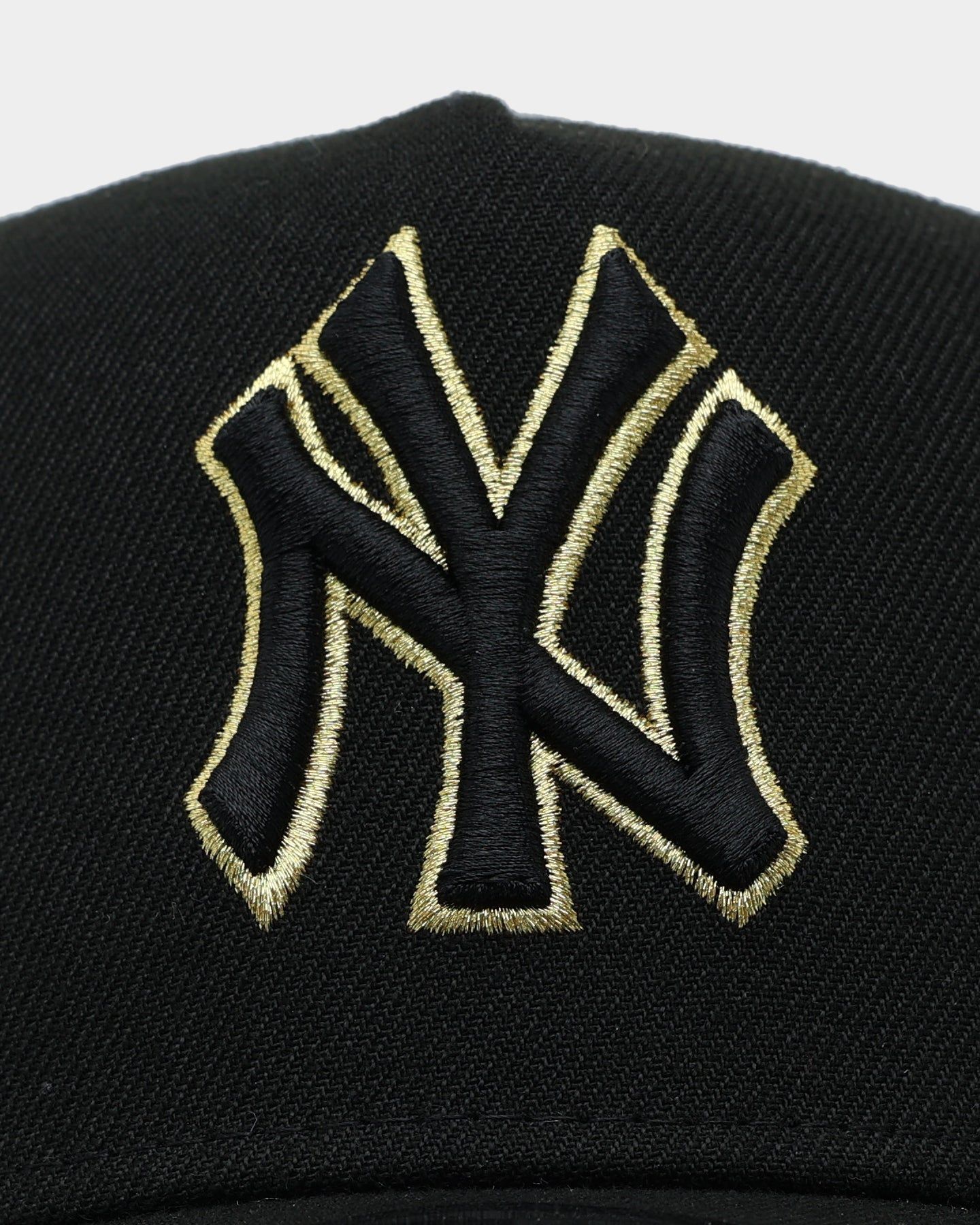 New Era New York Yankees 'Gold Links' 9FORTY A-Frame Snapback Black sold by Culture Kings product image thumbnail 5