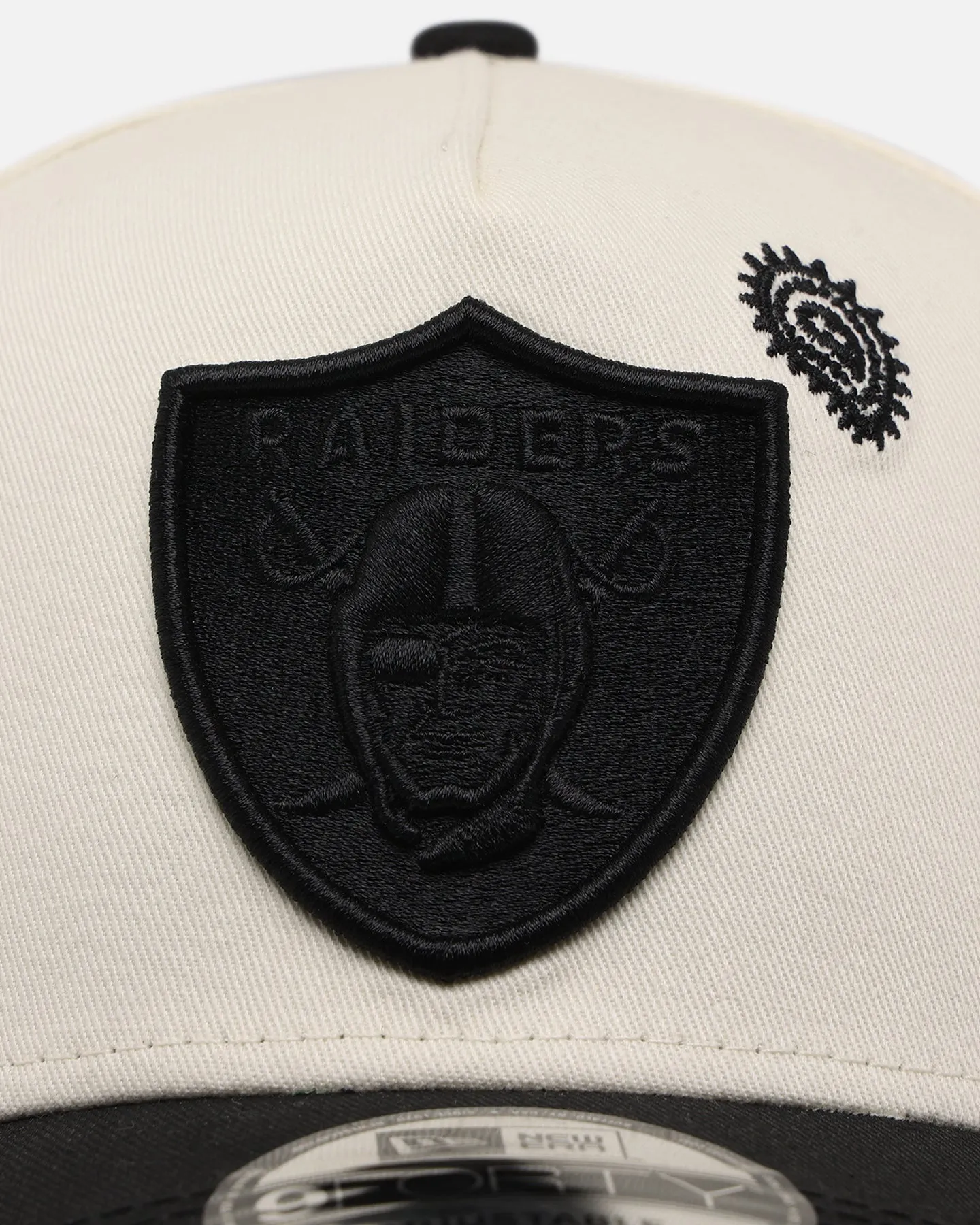 New Era Las Vegas Raiders 'Paisley Hit' 9FORTY A-Frame Snapback Chrome White/Black sold by Culture Kings product image thumbnail 5