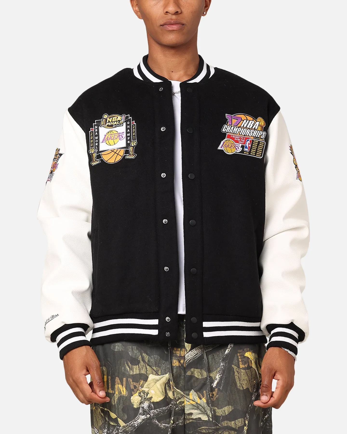 Mitchell & Ness Los Angeles Lakers Showtime Jacket Black/Cream sold by Culture Kings product image thumbnail 2