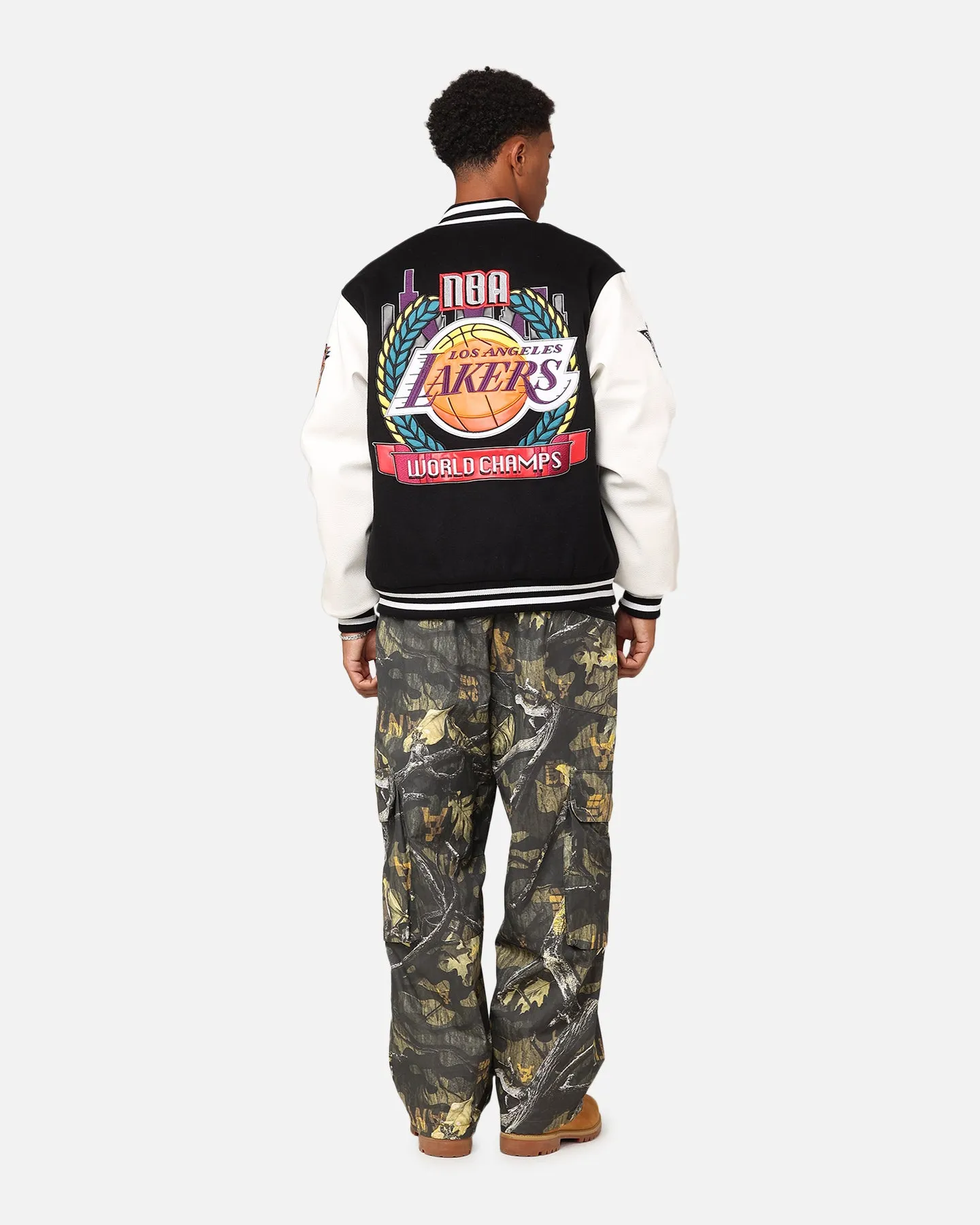 Mitchell & Ness Los Angeles Lakers Showtime Jacket Black/Cream sold by Culture Kings product image thumbnail 3