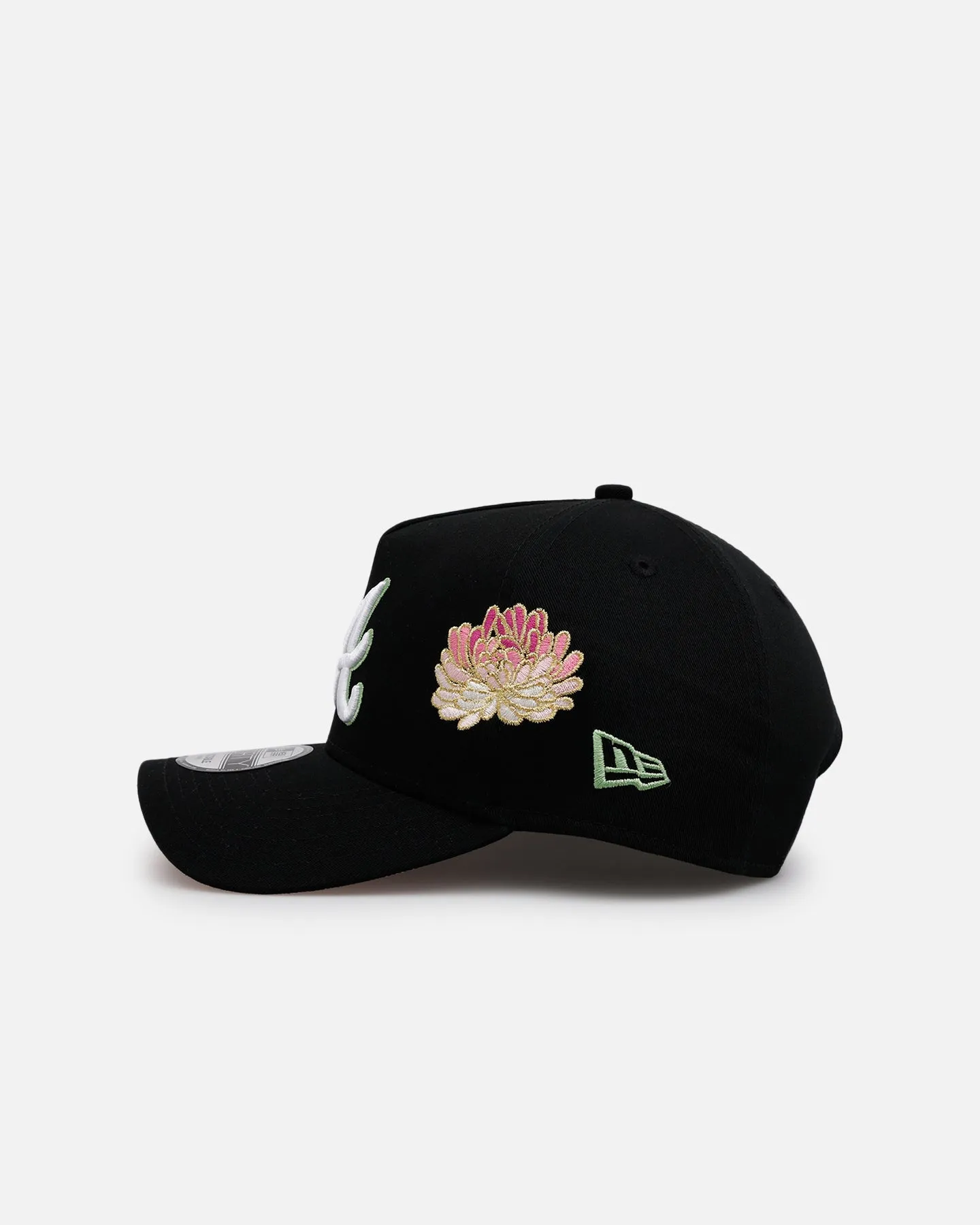 New Era Atlanta Braves 'Satin Flower' 9FORTY A-Frame Snapback Black/Pink sold by Culture Kings product image thumbnail 4