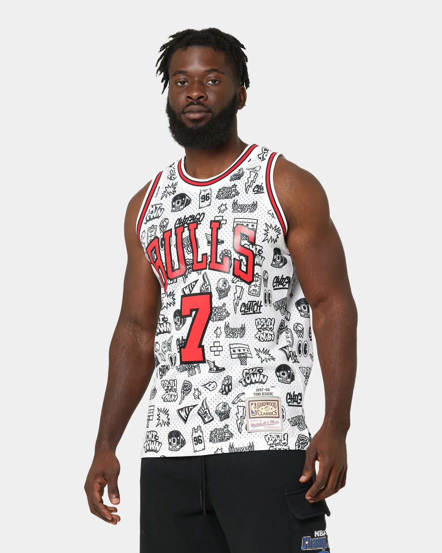 Mitchell & Ness Chicago Bulls Toni Kukoč #7 1997-1998 Doodle Swingman Jersey White sold by Culture Kings