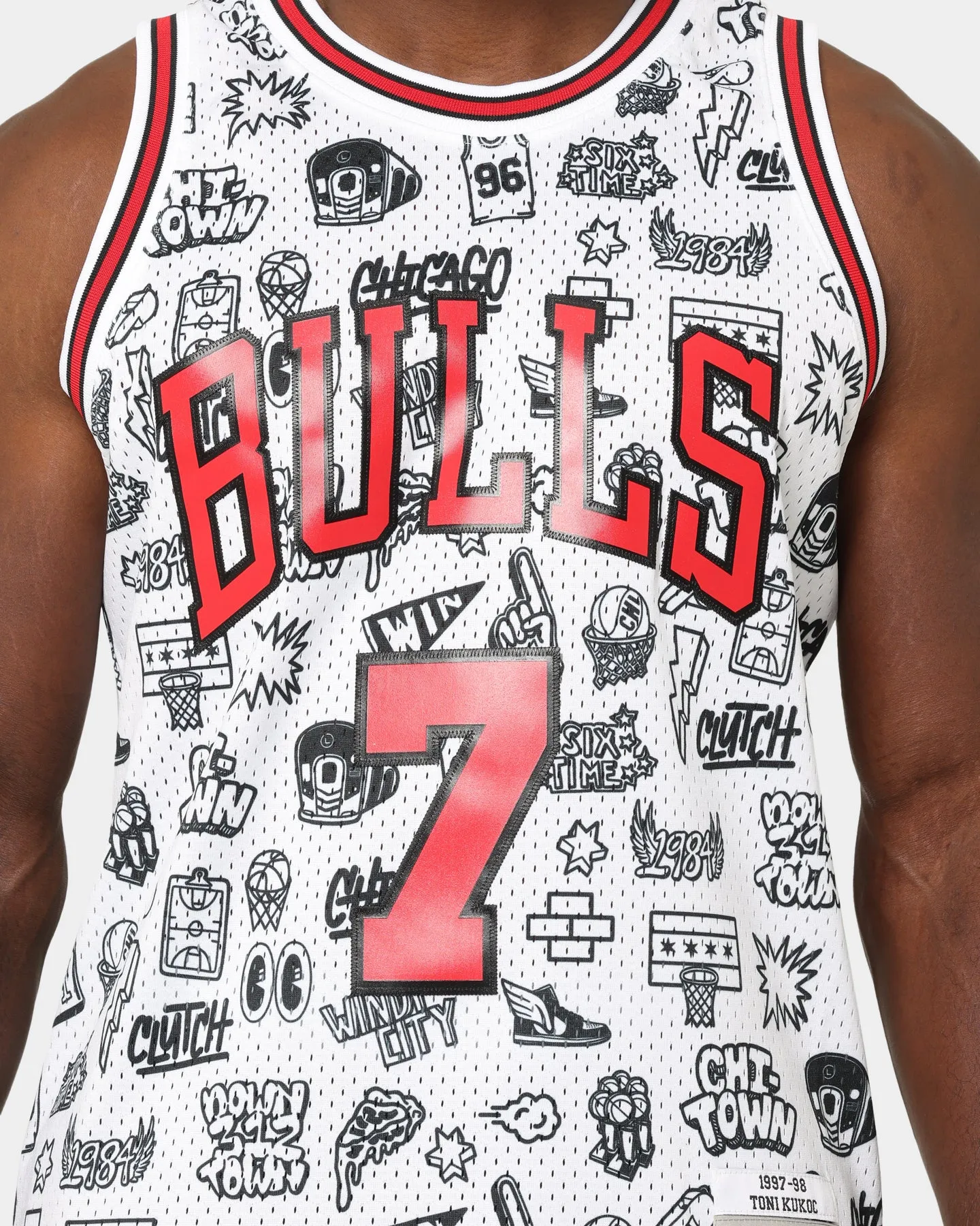 Mitchell & Ness Chicago Bulls Toni Kukoč #7 1997-1998 Doodle Swingman Jersey White sold by Culture Kings product image thumbnail 4