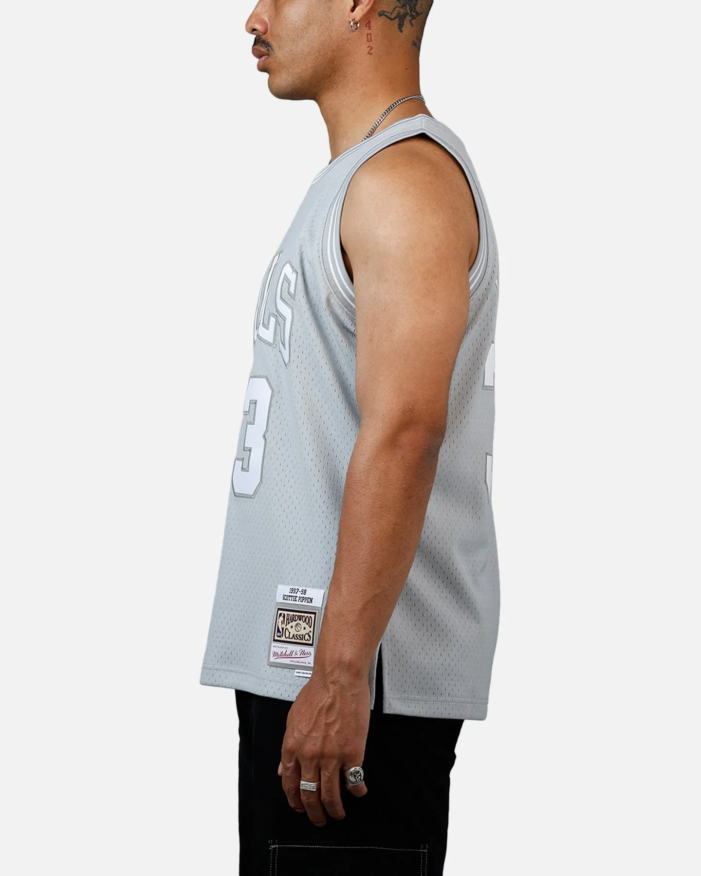 Mitchell & Ness Chicago Bulls Scottie Pippen 1997-1998 Swingman Jersey Grey sold by Culture Kings product image thumbnail 5