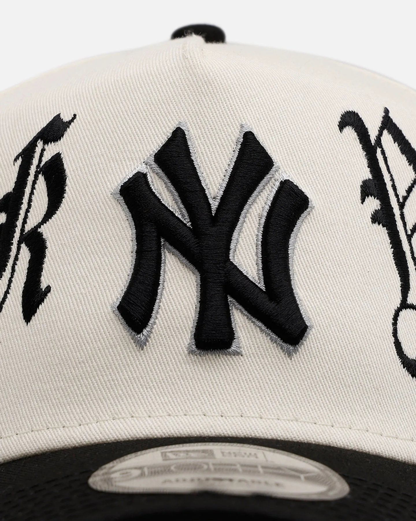 New Era New York Yankees 'Gothic Script Two Tone' 9FORTY A-Frame Snapback Chrome/Black sold by Culture Kings product image thumbnail 5