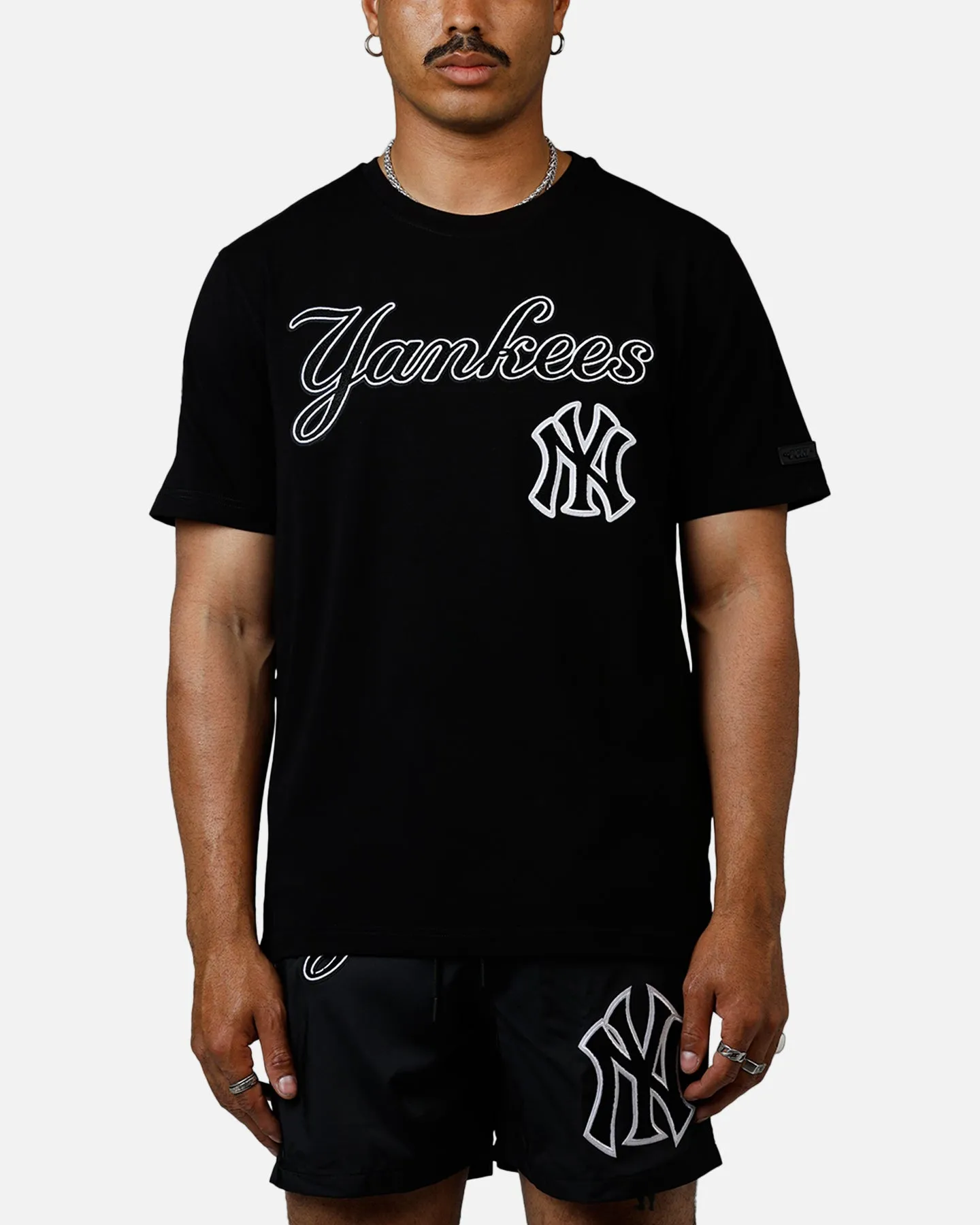 Pro Standard New York Yankees Chenille T-Shirt Black sold by Culture Kings