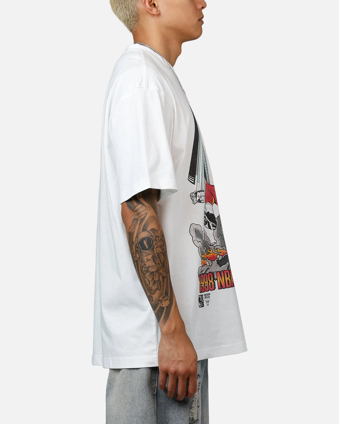 Mitchell & Ness Chicago Bulls Board Beaker T-Shirt Vintage White sold by Culture Kings product image thumbnail 4