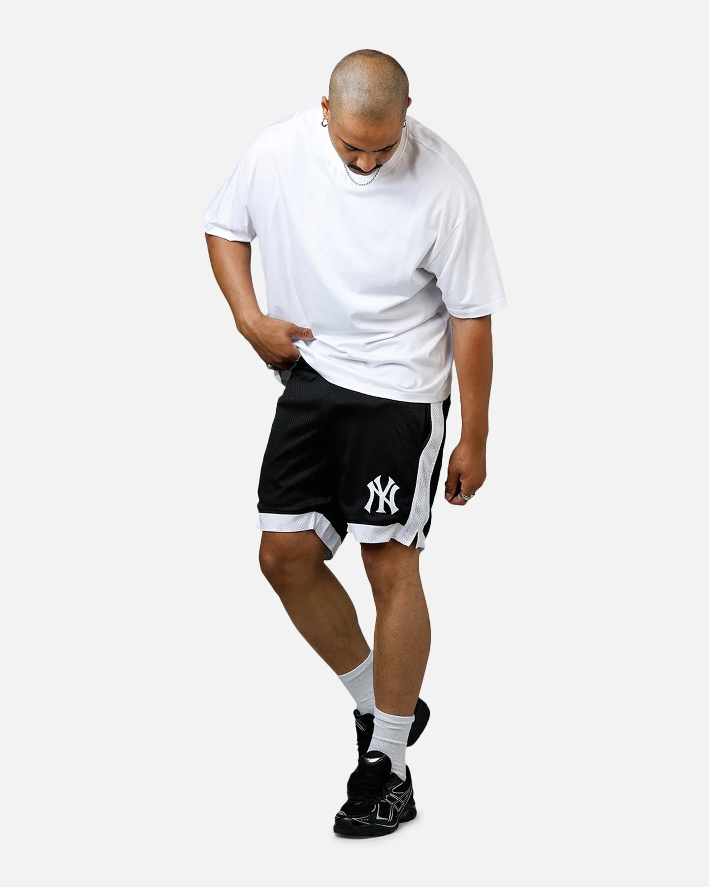 New Era New York Yankees Sport Class Shorts Black/White sold by Culture Kings product image thumbnail 2