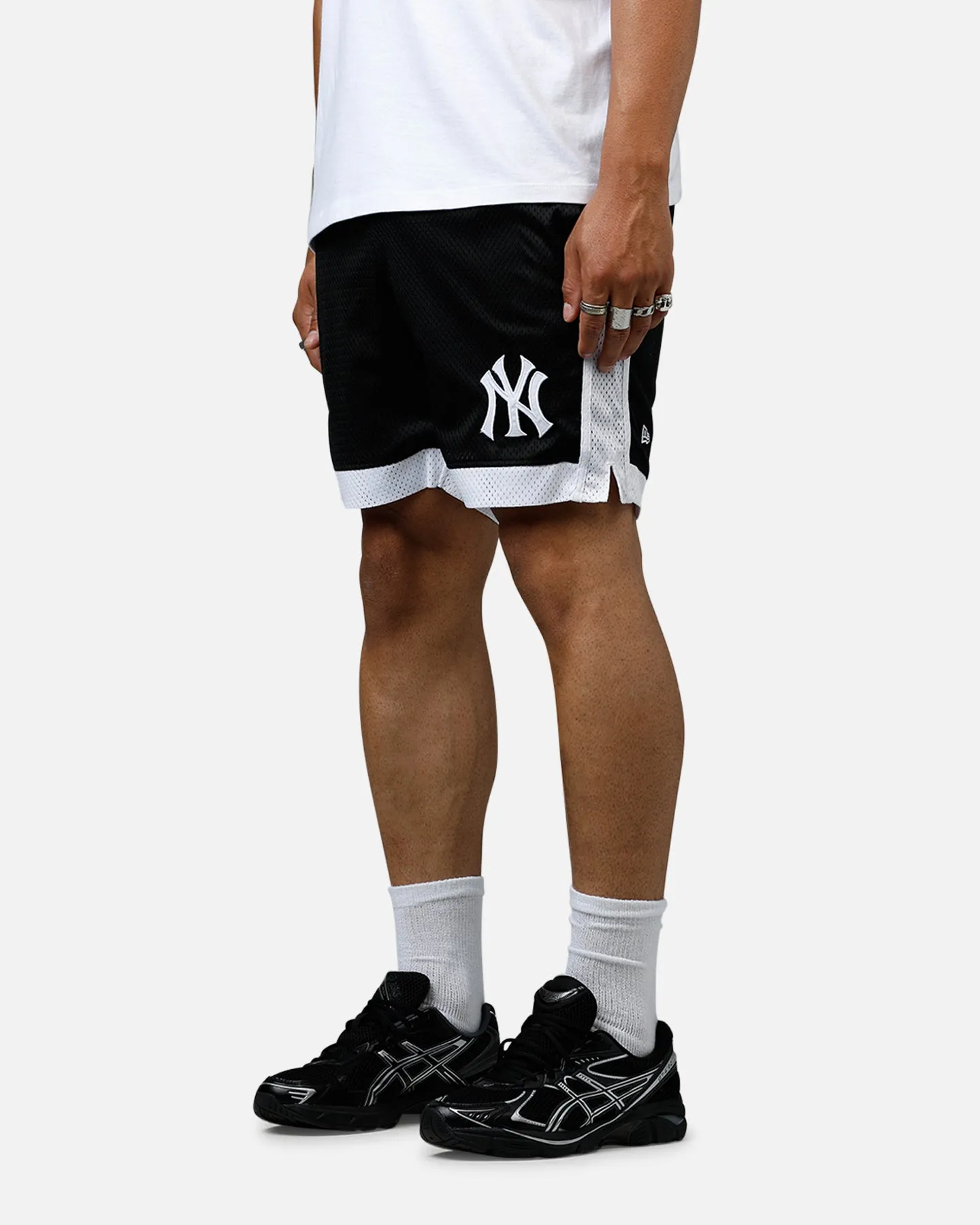 New Era New York Yankees Sport Class Shorts Black/White sold by Culture Kings product image thumbnail 4