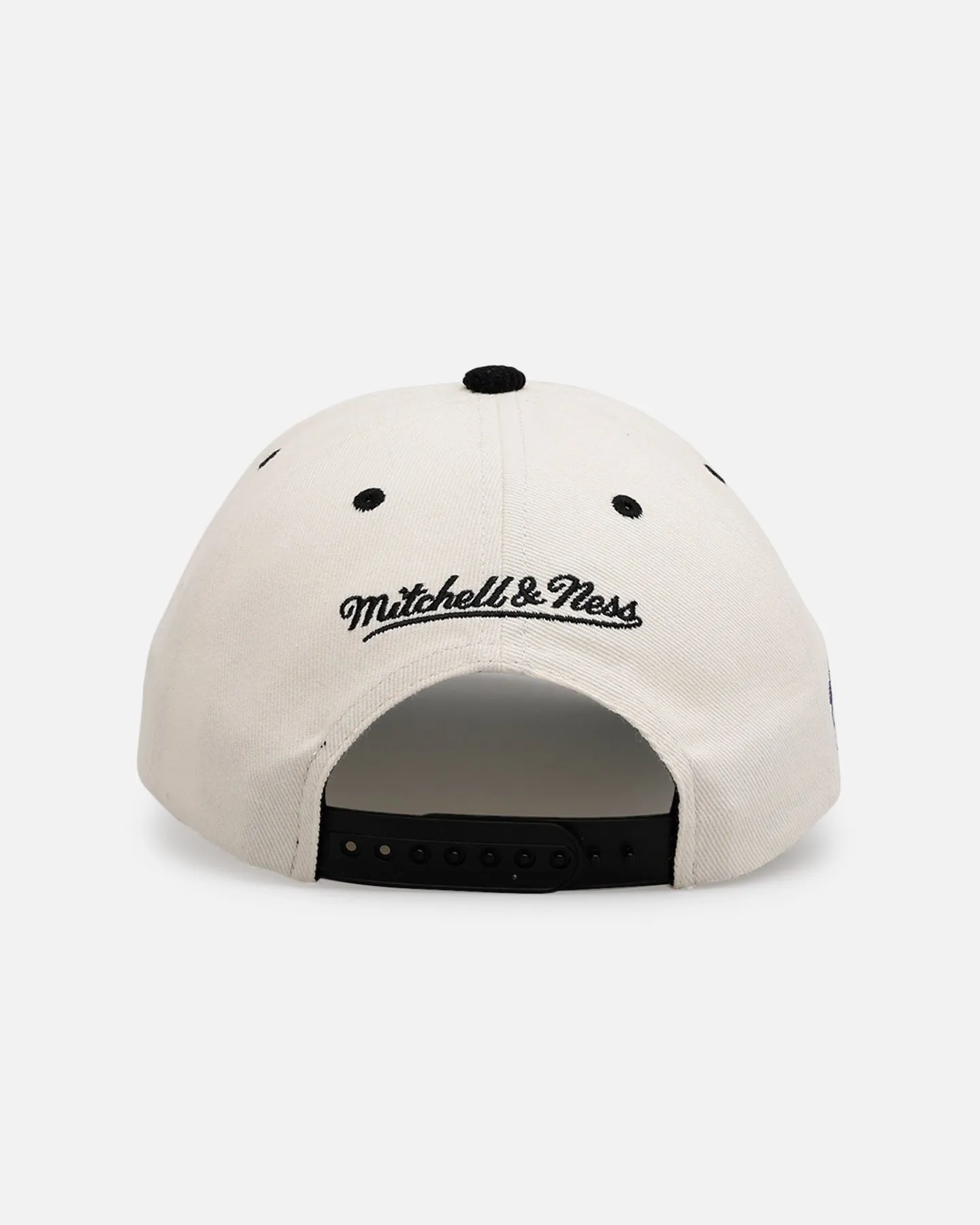 Mitchell & Ness New York Knicks 'Worldwide' Deadstock Snapback Egret sold by Culture Kings product image thumbnail 3