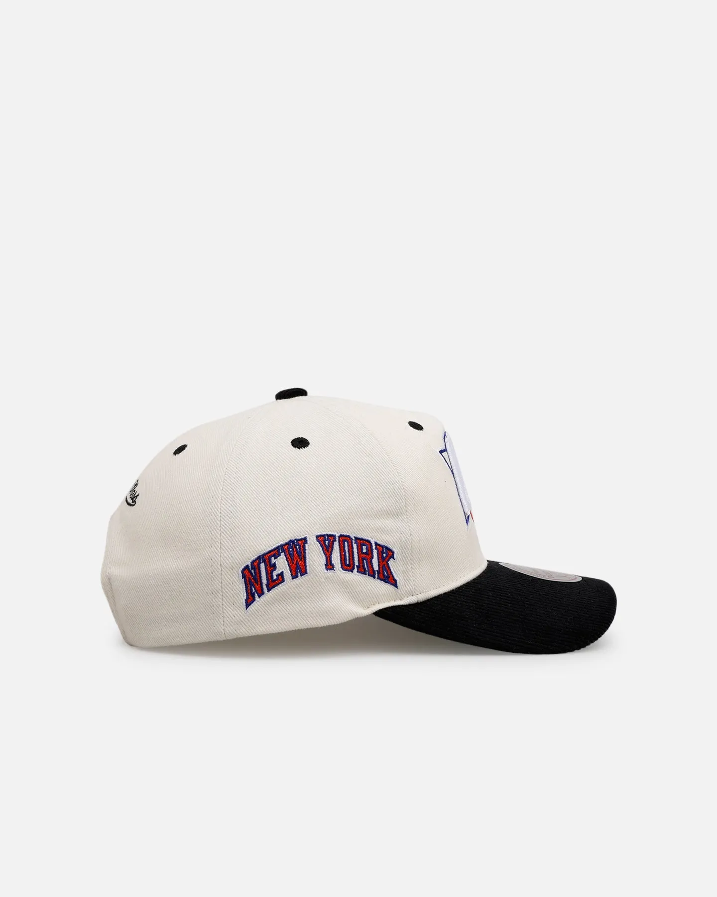 Mitchell & Ness New York Knicks 'Worldwide' Deadstock Snapback Egret sold by Culture Kings product image thumbnail 4