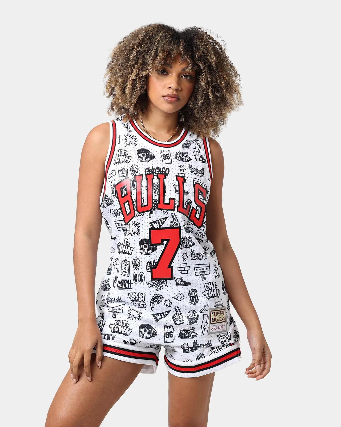 Mitchell & Ness Chicago Bulls Toni Kukoč #7 1997-1998 Doodle Swingman Jersey White sold by Culture Kings