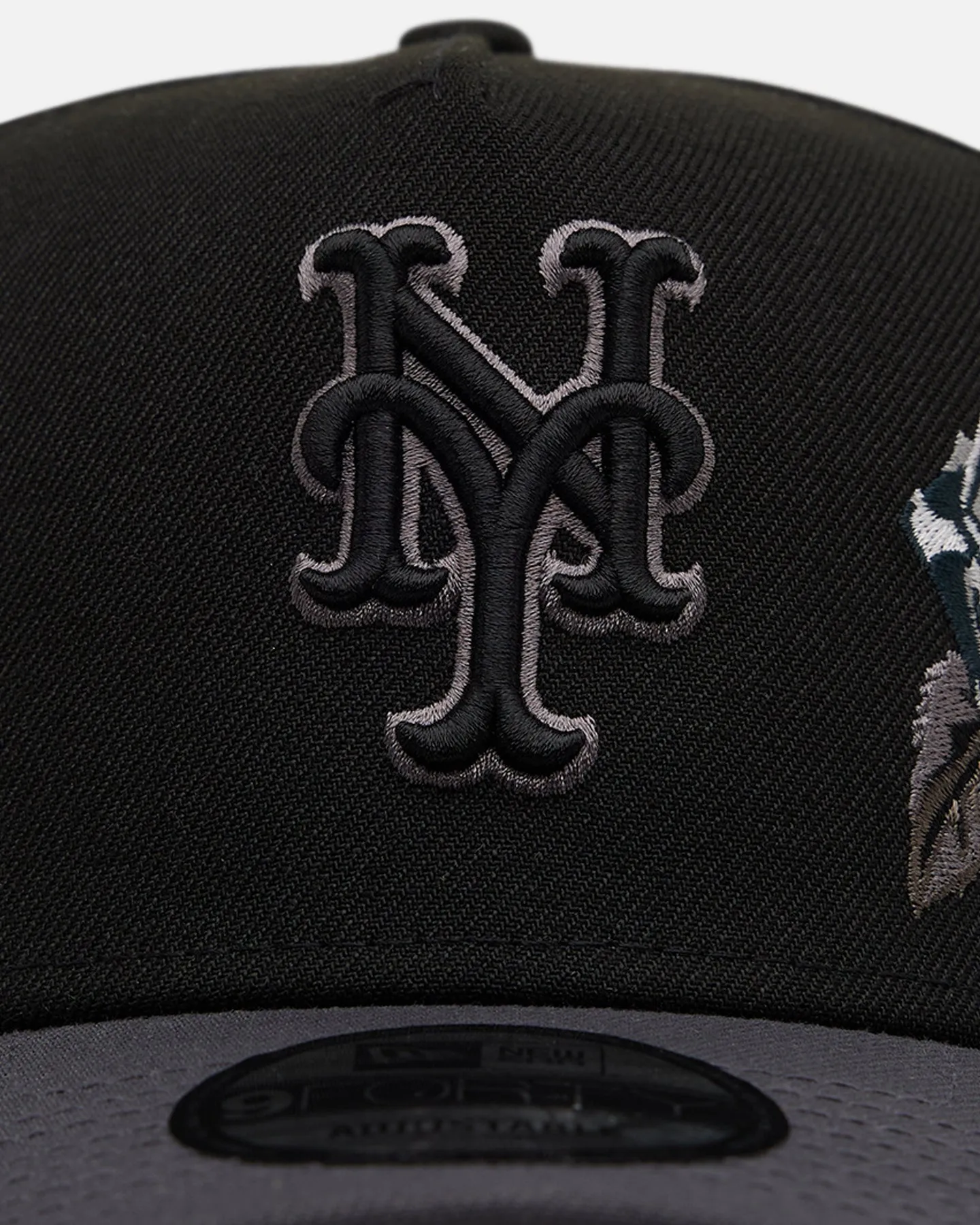 New Era New York Mets 'Stealth Roses' 9FORTY A-Frame Snapback Black sold by Culture Kings product image thumbnail 5