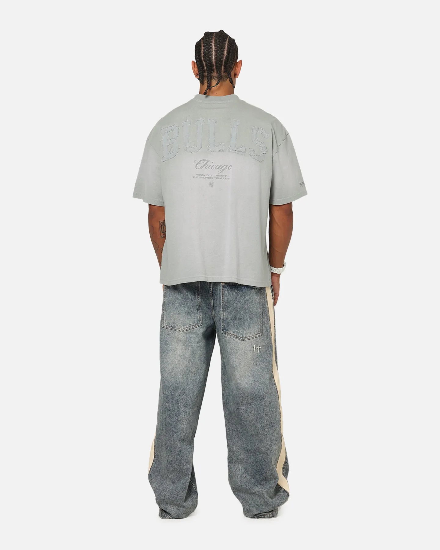 Mitchell & Ness Chicago Bulls Big Oversized Logo T-Shirt Neutral Grey sold by Culture Kings product image thumbnail 3