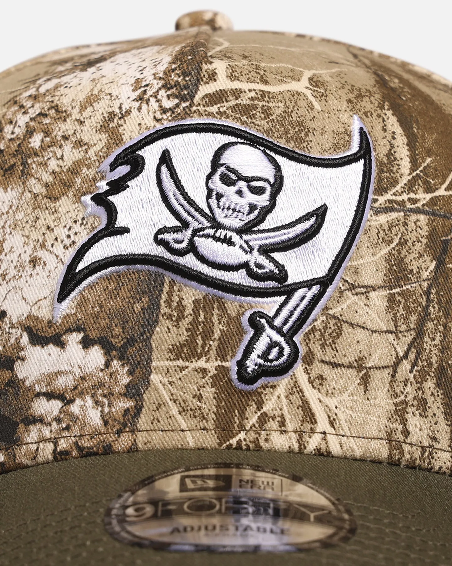 New Era Tampa Bay Buccaneers 'NFL Season Kick Off' 9FORTY A-Frame Snapback Realtree/Olive sold by Culture Kings product image thumbnail 5