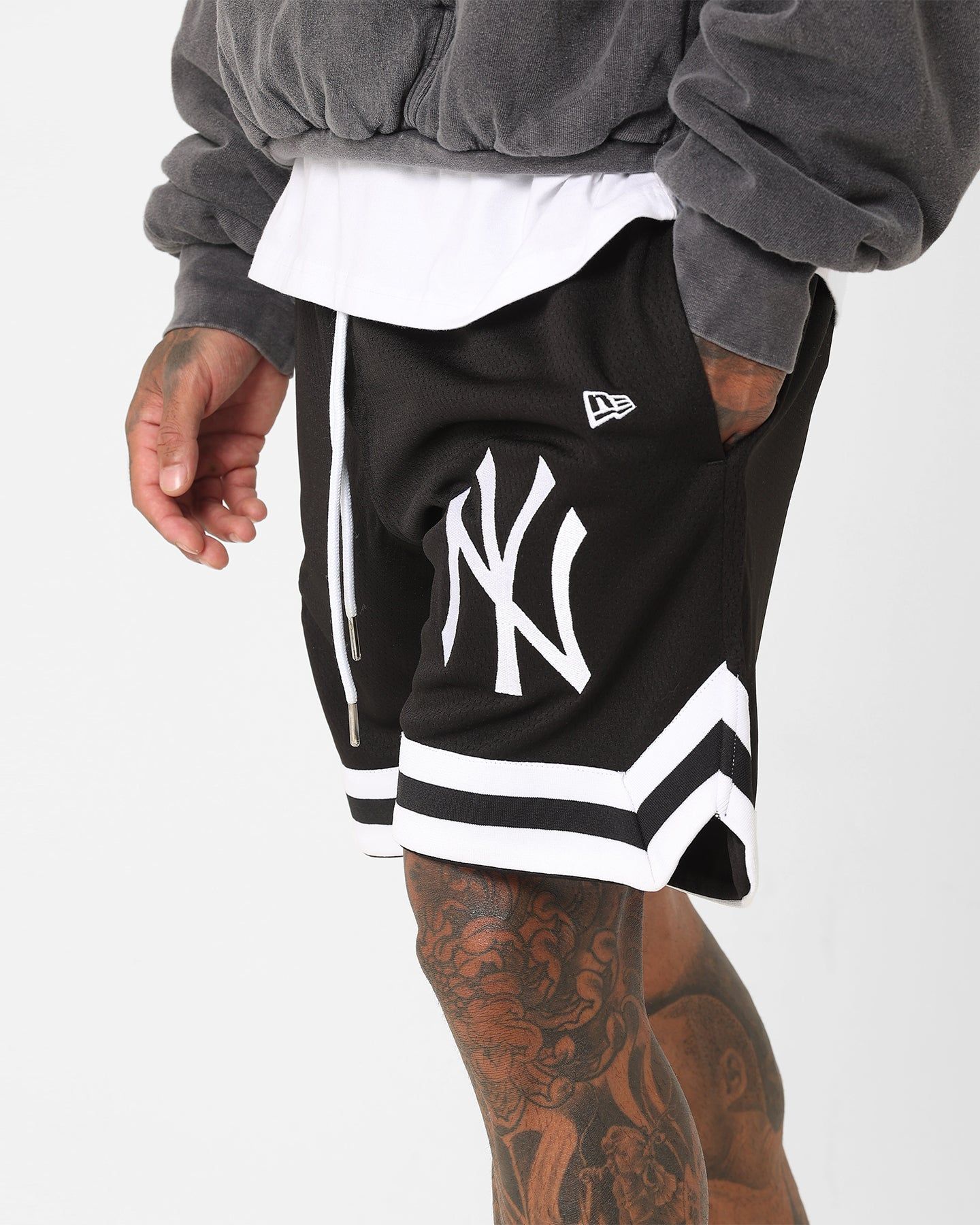 New Era New York Yankees Logo Emblem Shorts Black sold by Culture Kings product image thumbnail 4