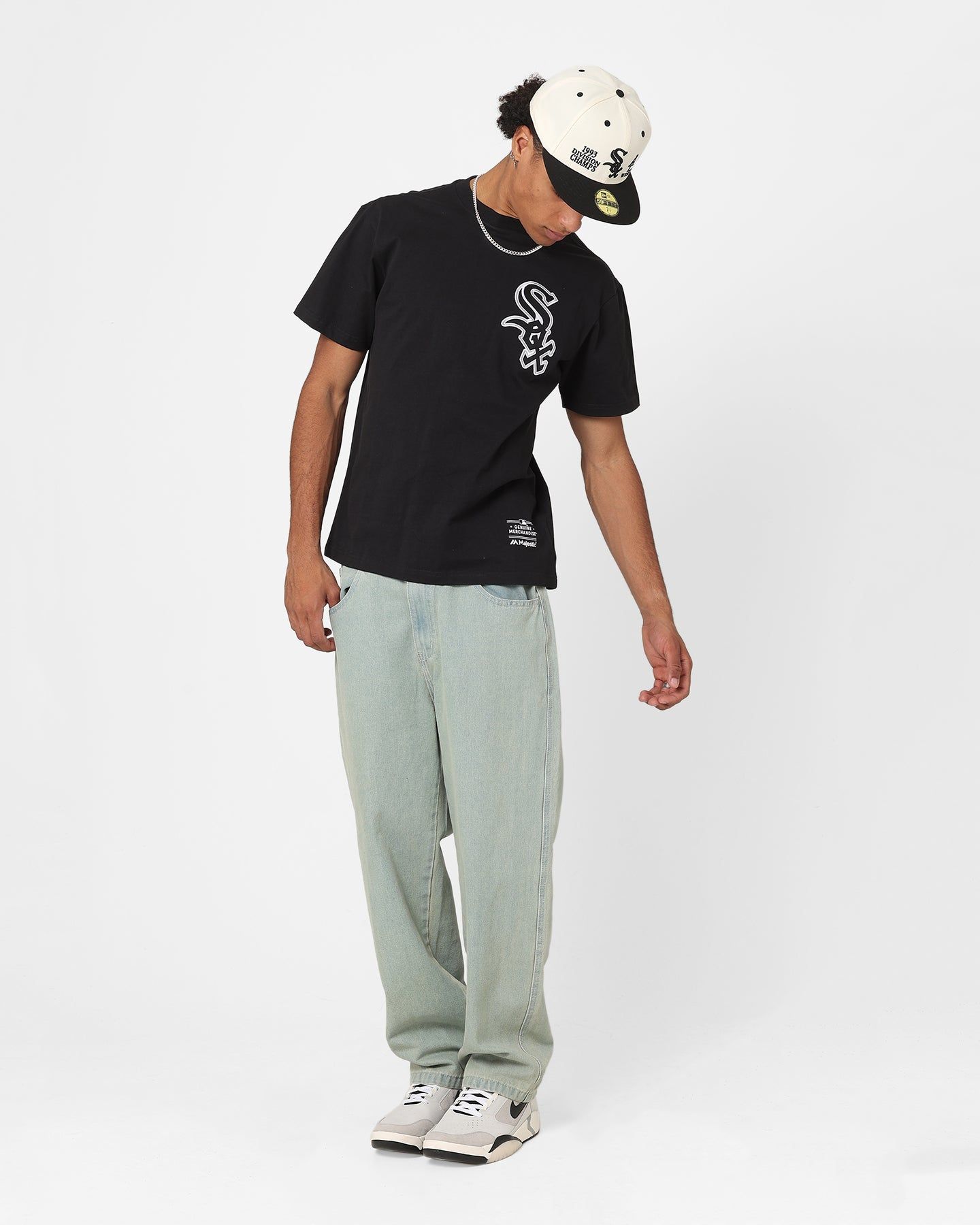 Majestic Athletic Chicago White Sox V Team Crest T-Shirt Faded Black sold by Culture Kings product image thumbnail 2