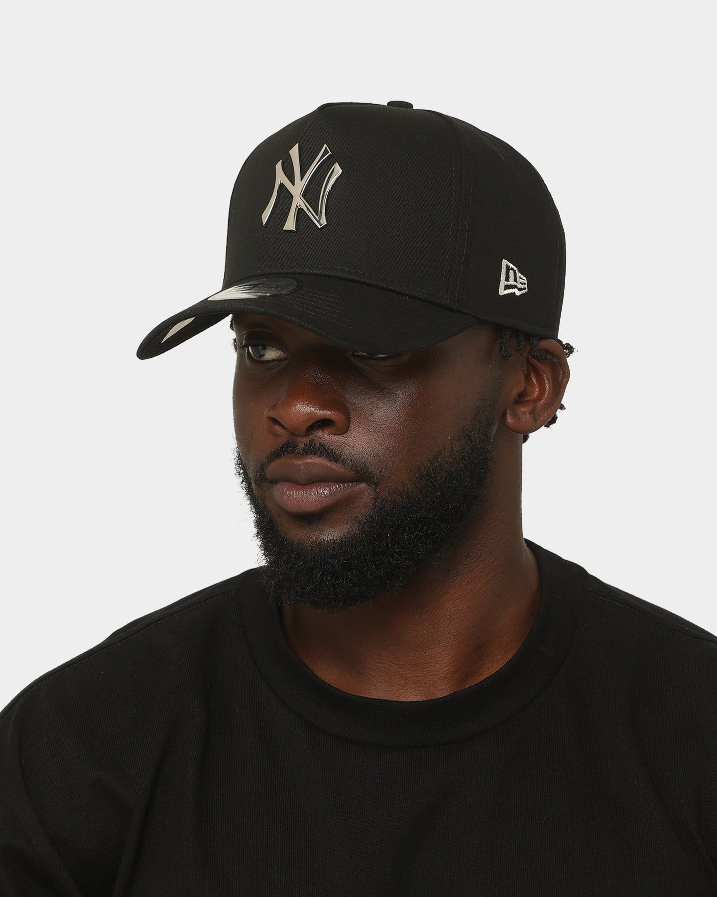 New Era New York Yankees 'Metal Badge' 9FORTY K-Frame Snapback Black/Silver sold by Culture Kings product image thumbnail 2