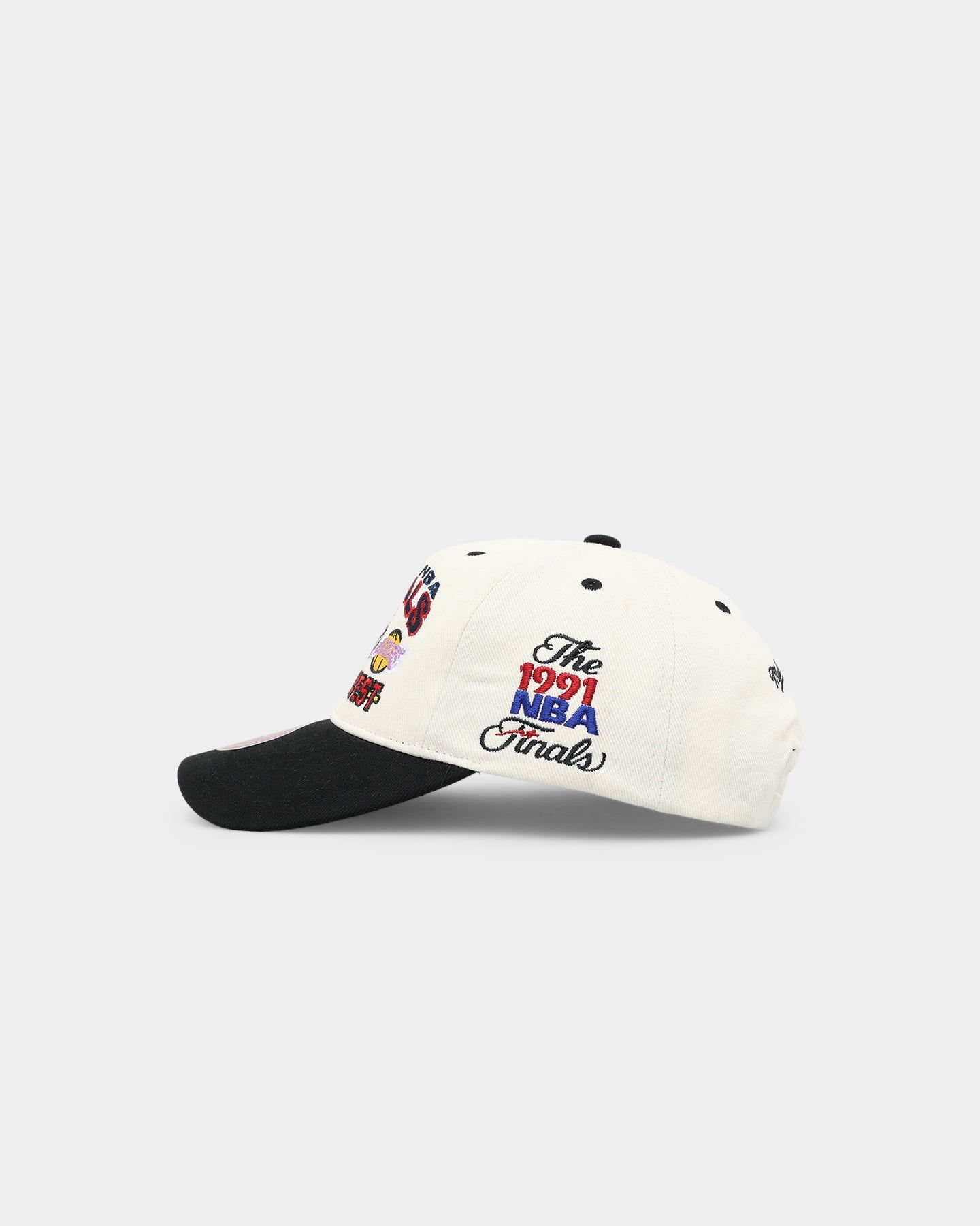 Mitchell & Ness Los Angeles Lakers 'Versus' Chicago Bulls Deadstock Snapback Off White/Black sold by Culture Kings product image thumbnail 4