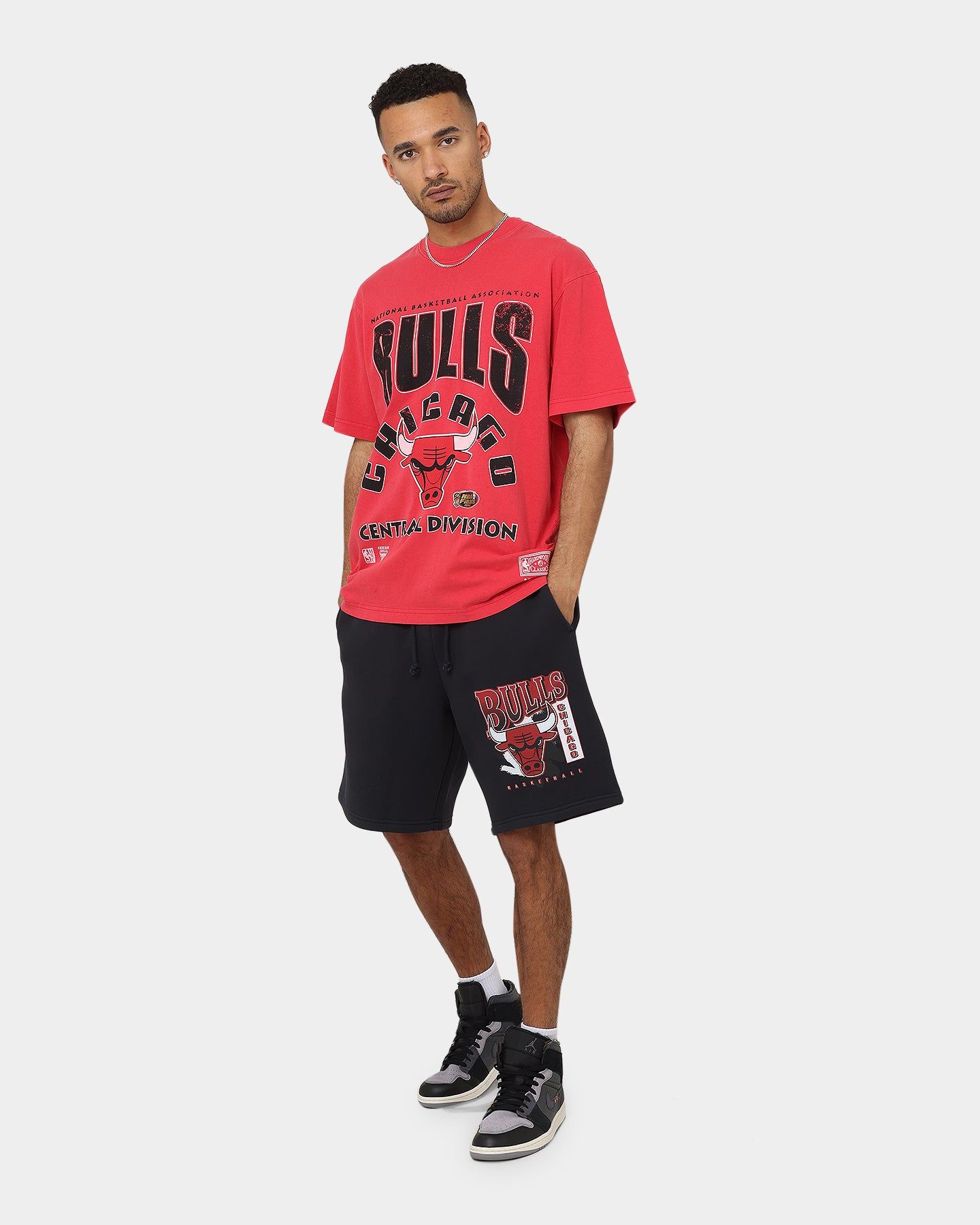 Mitchell & Ness Chicago Bulls Division Arch T-Shirt Faded Red sold by Culture Kings product image thumbnail 2