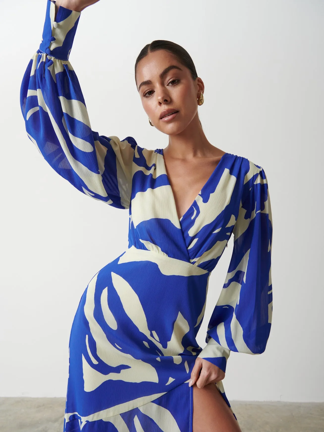 Lilianna Backless Balloon Sleeve Printed Dress - Blue Abstract sold by Pretty Lavish product image thumbnail 2
