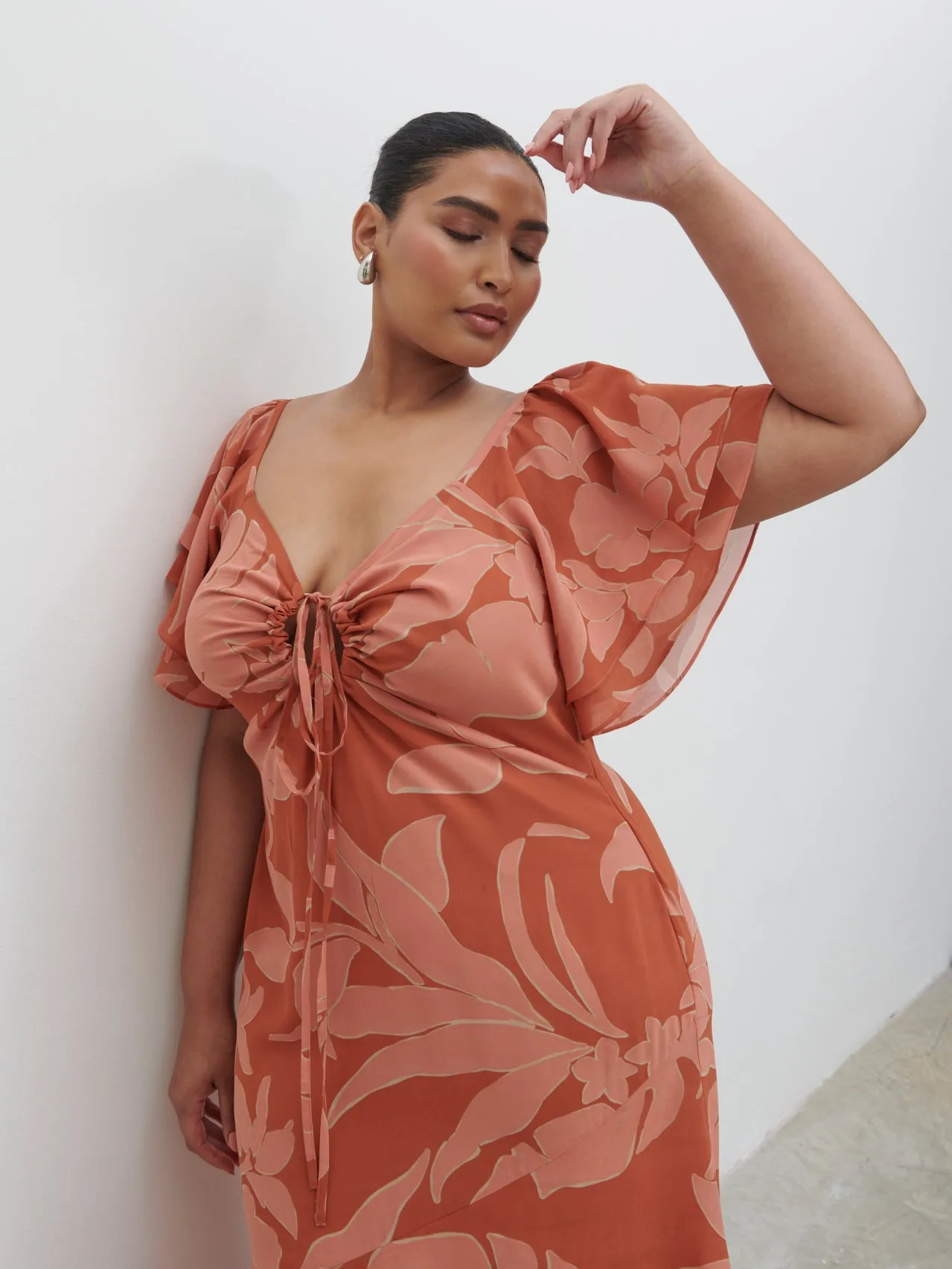 Florence Cut Out Maxi Dress Curve - Dusky Rose Abstract Palm sold by Pretty Lavish product image thumbnail 2