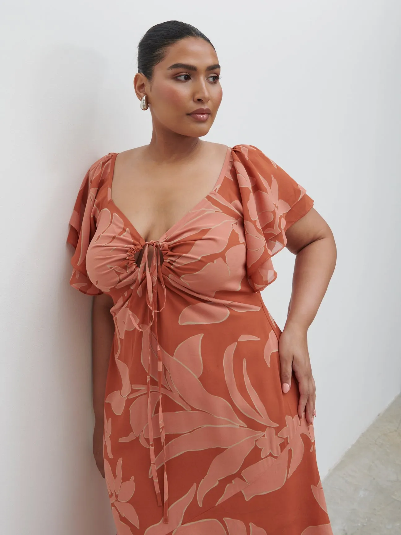 Florence Cut Out Maxi Dress Curve - Dusky Rose Abstract Palm sold by Pretty Lavish product image thumbnail 5