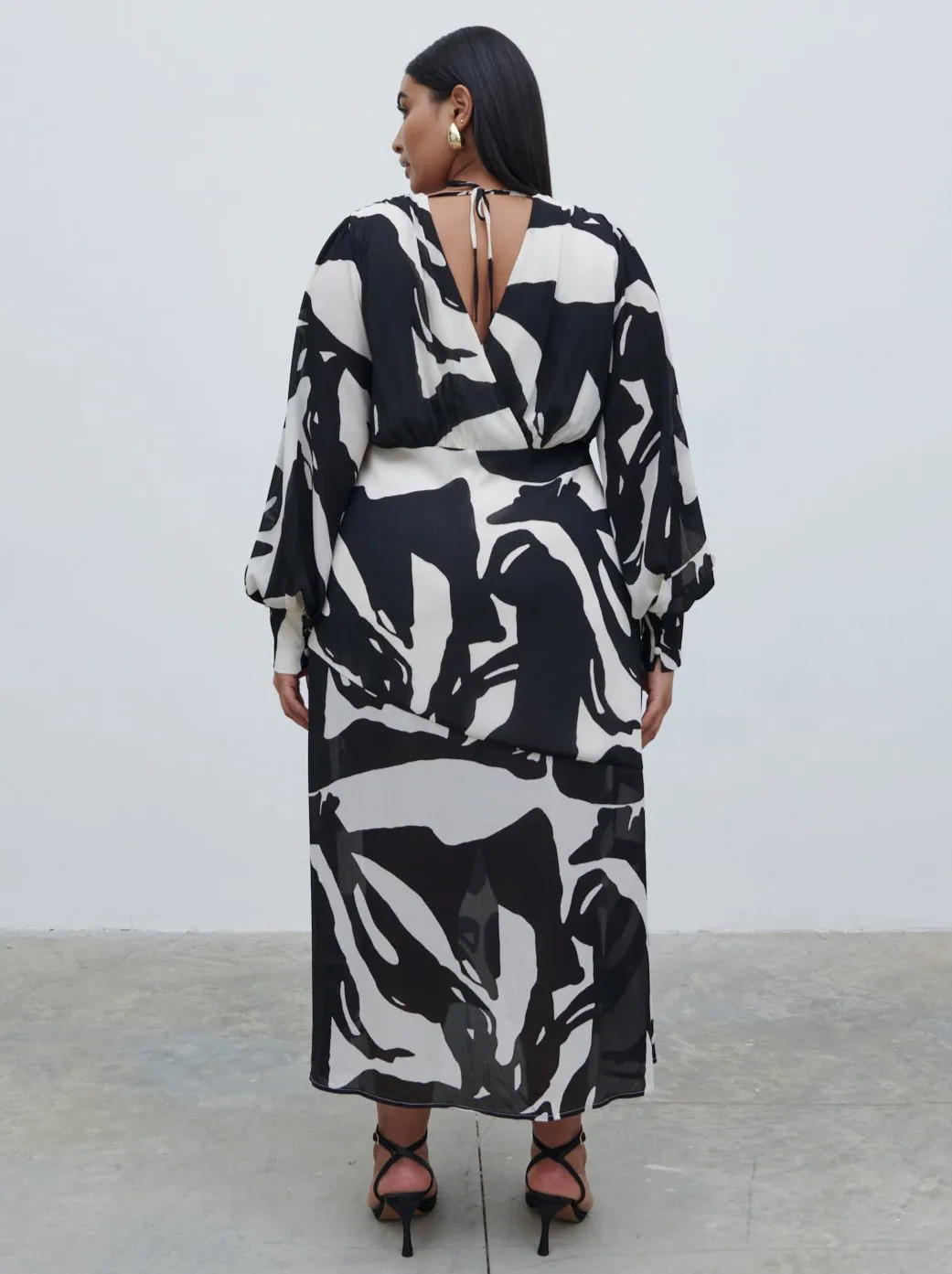 Lilianna Balloon Sleeve Printed Dress Curve - Monochrome Abstract sold by Pretty Lavish product image thumbnail 3