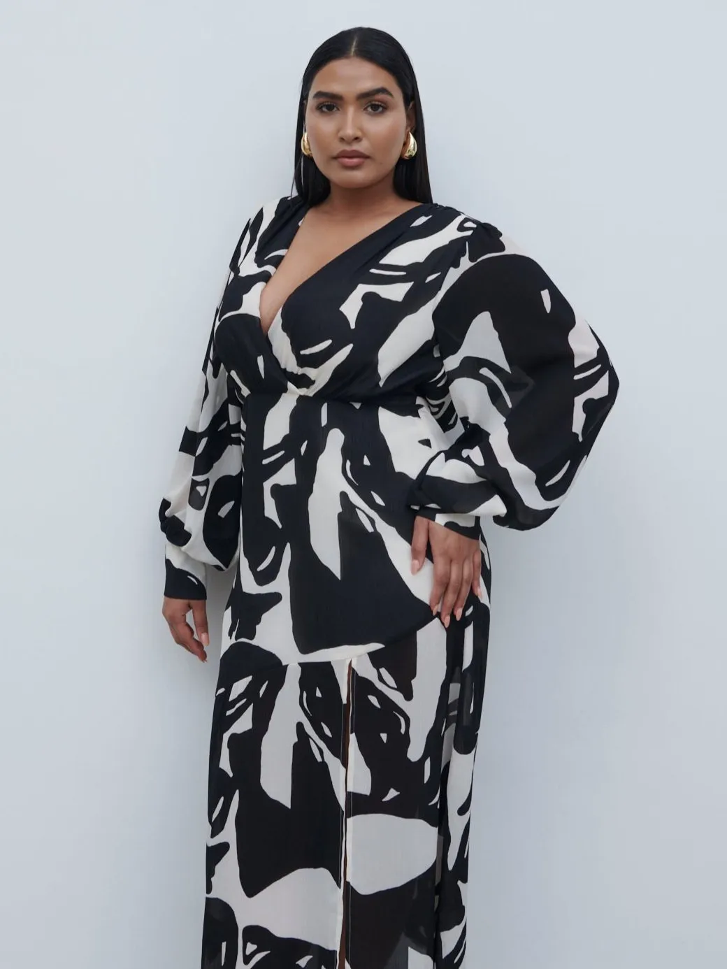 Lilianna Balloon Sleeve Printed Dress Curve - Monochrome Abstract sold by Pretty Lavish product image thumbnail 4