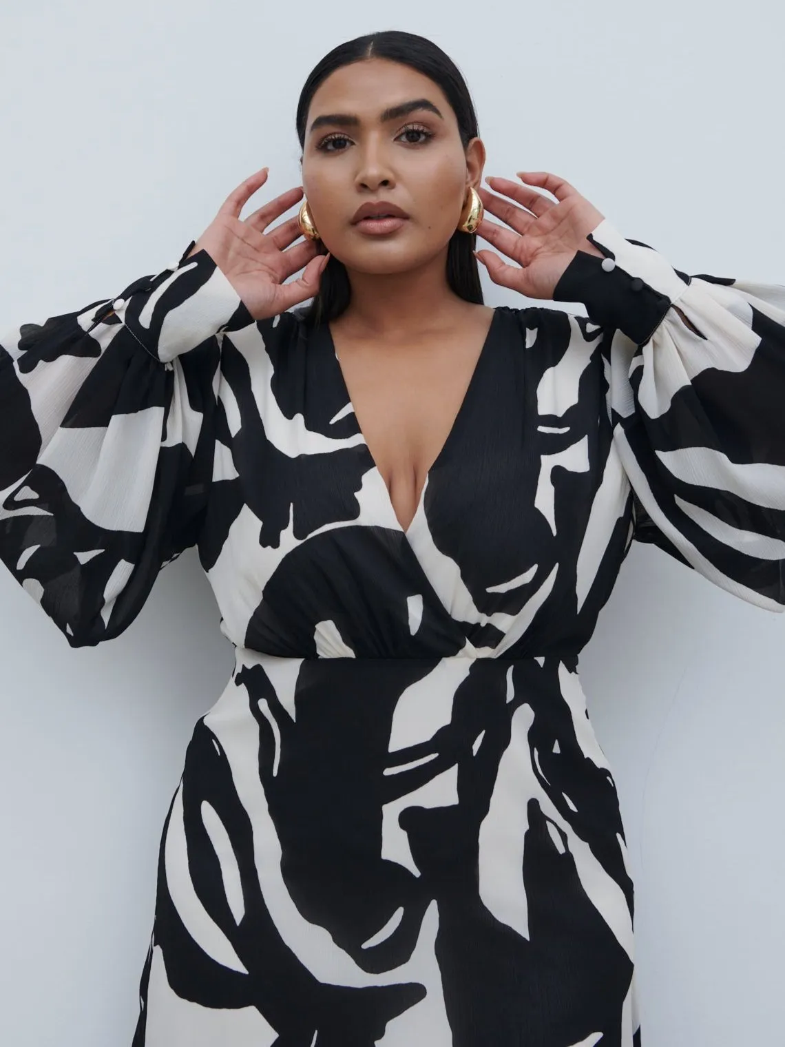 Lilianna Balloon Sleeve Printed Dress Curve - Monochrome Abstract sold by Pretty Lavish product image thumbnail 2