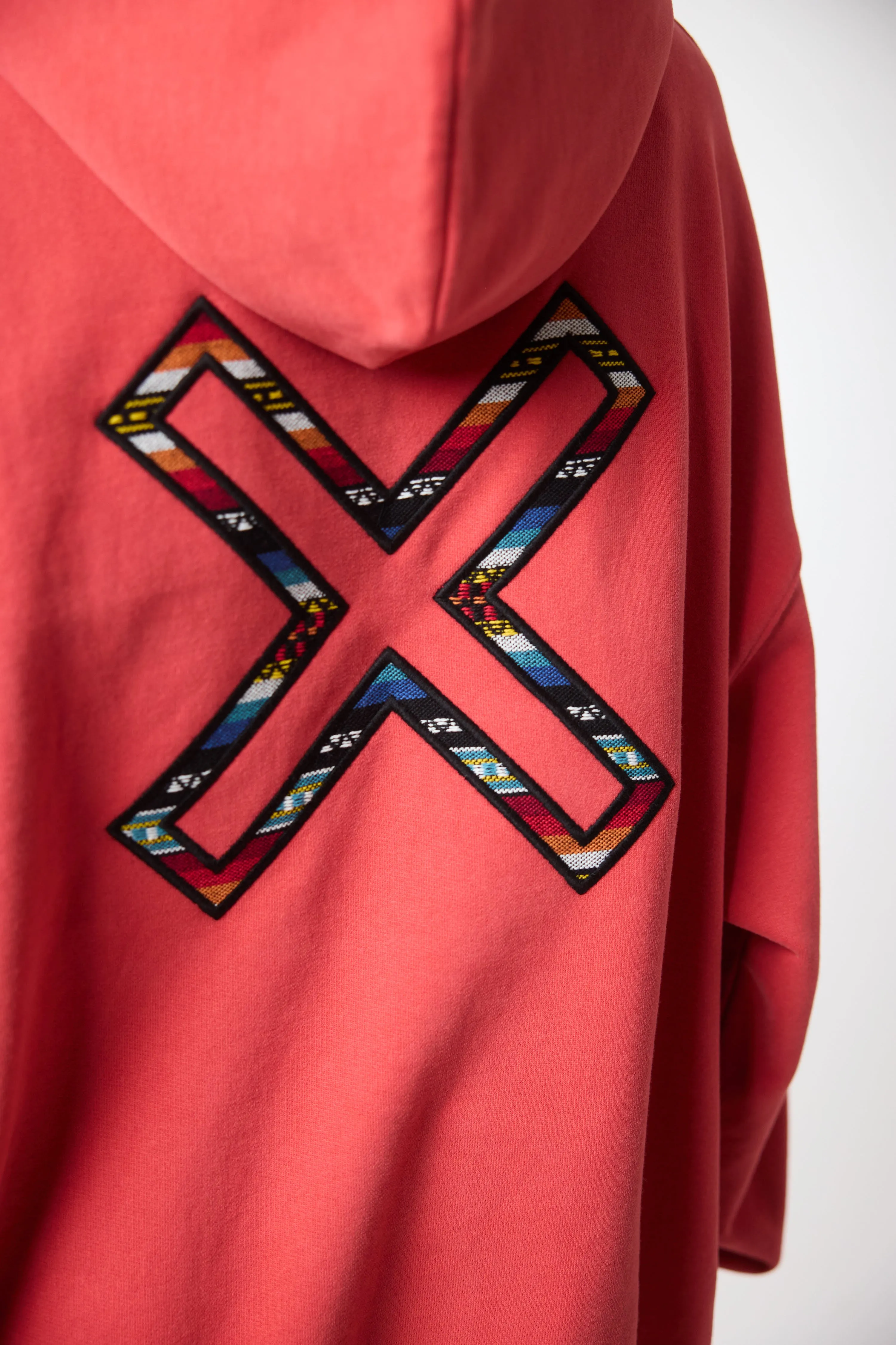 SUDADERA CON CAPUCHA KARMA ROJA sold by Blue Banana product image thumbnail 3