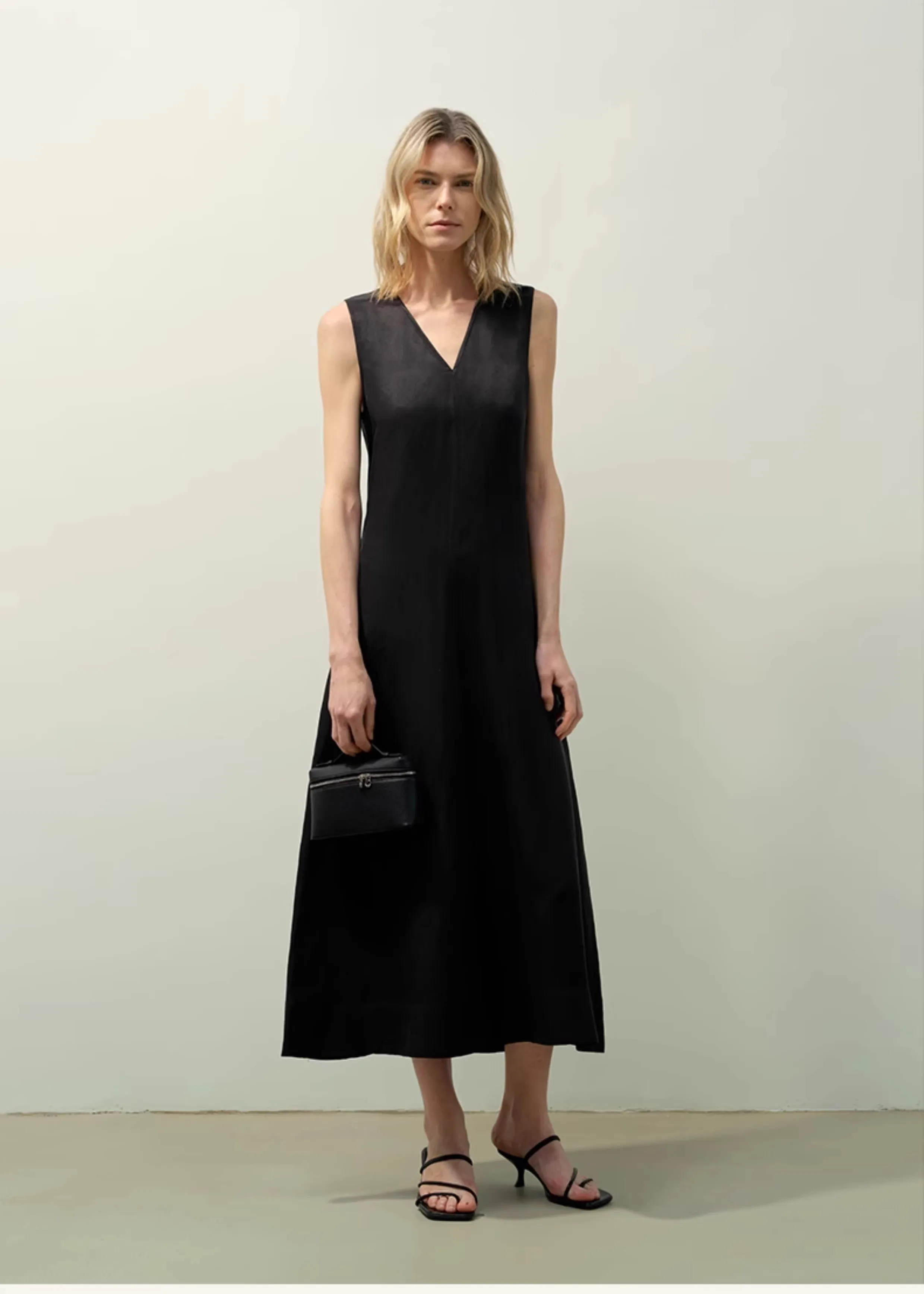 Lightweight and zero-pressure cupro linen textured anti-wrinkle V-neck sleeveless A-line dress sold by Firelady Fur product image thumbnail 2