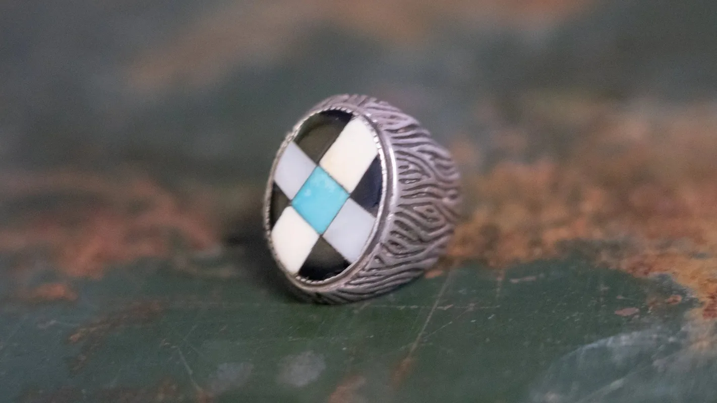 Heavy 1960s Southwestern Oval Inlay Ring Size-9 made by Kilroy-VTG