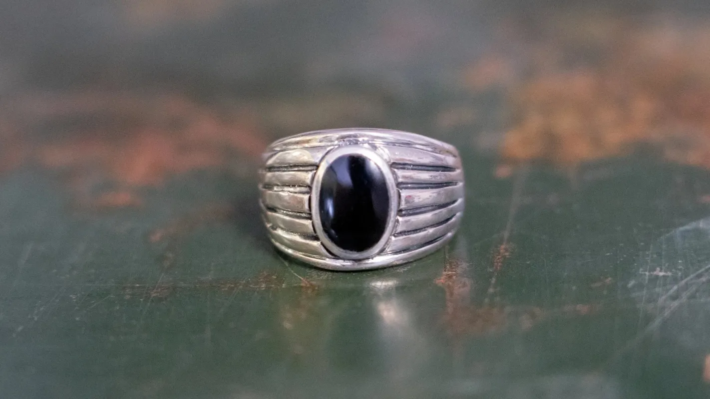 Vintage Scalloped Shank Onyx Ring Size-10.5 made by Kilroy-VTG
