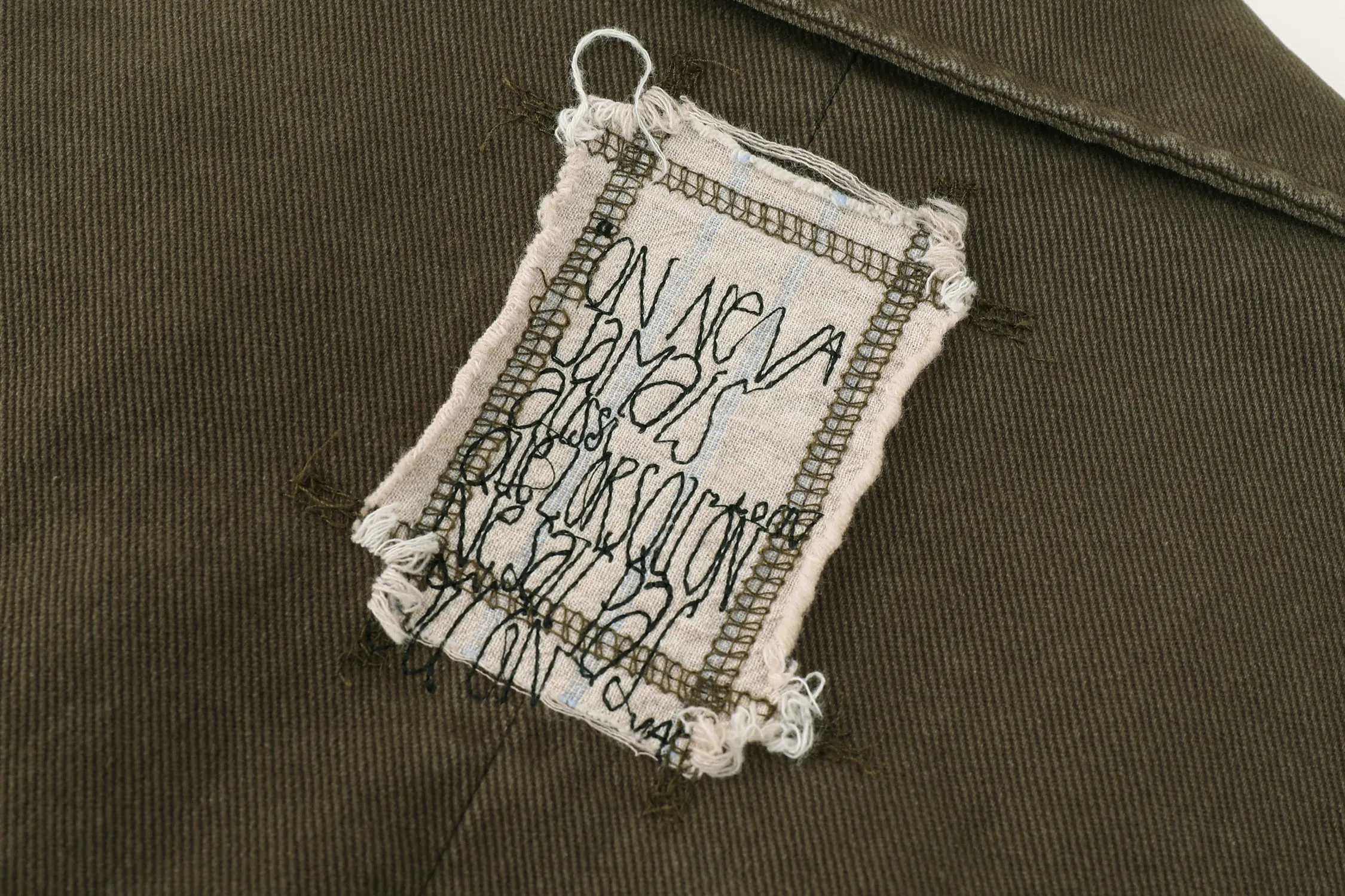 "Le Voyageur" patch trench sold by Passion de L’âme product image thumbnail 3